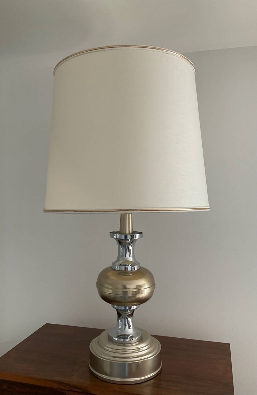 Grande lampe Space Age en métal chromé et doré