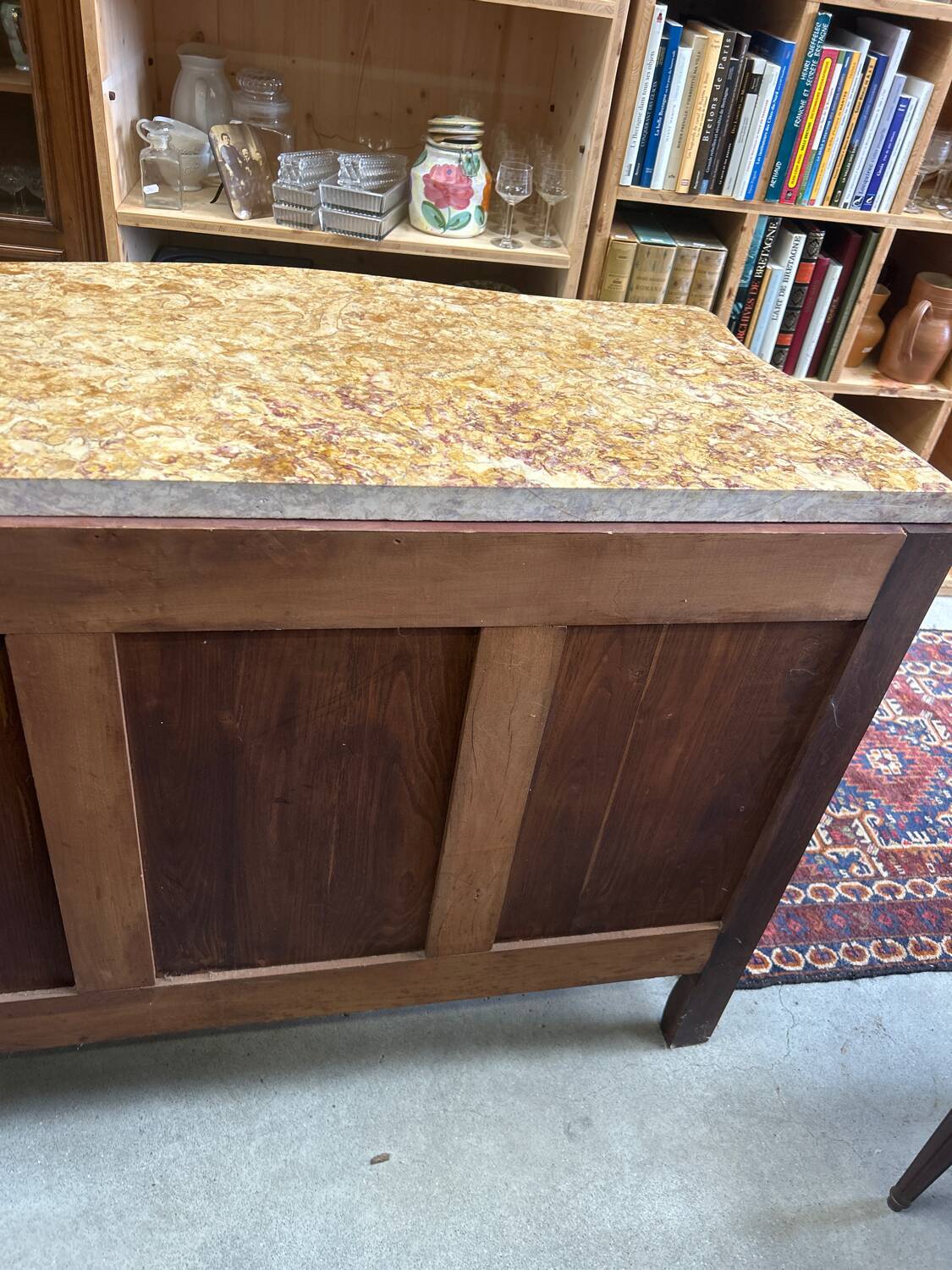 Curved chest of drawers
