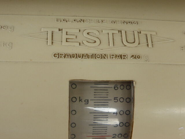 Beige vintage 1950 testut scale
