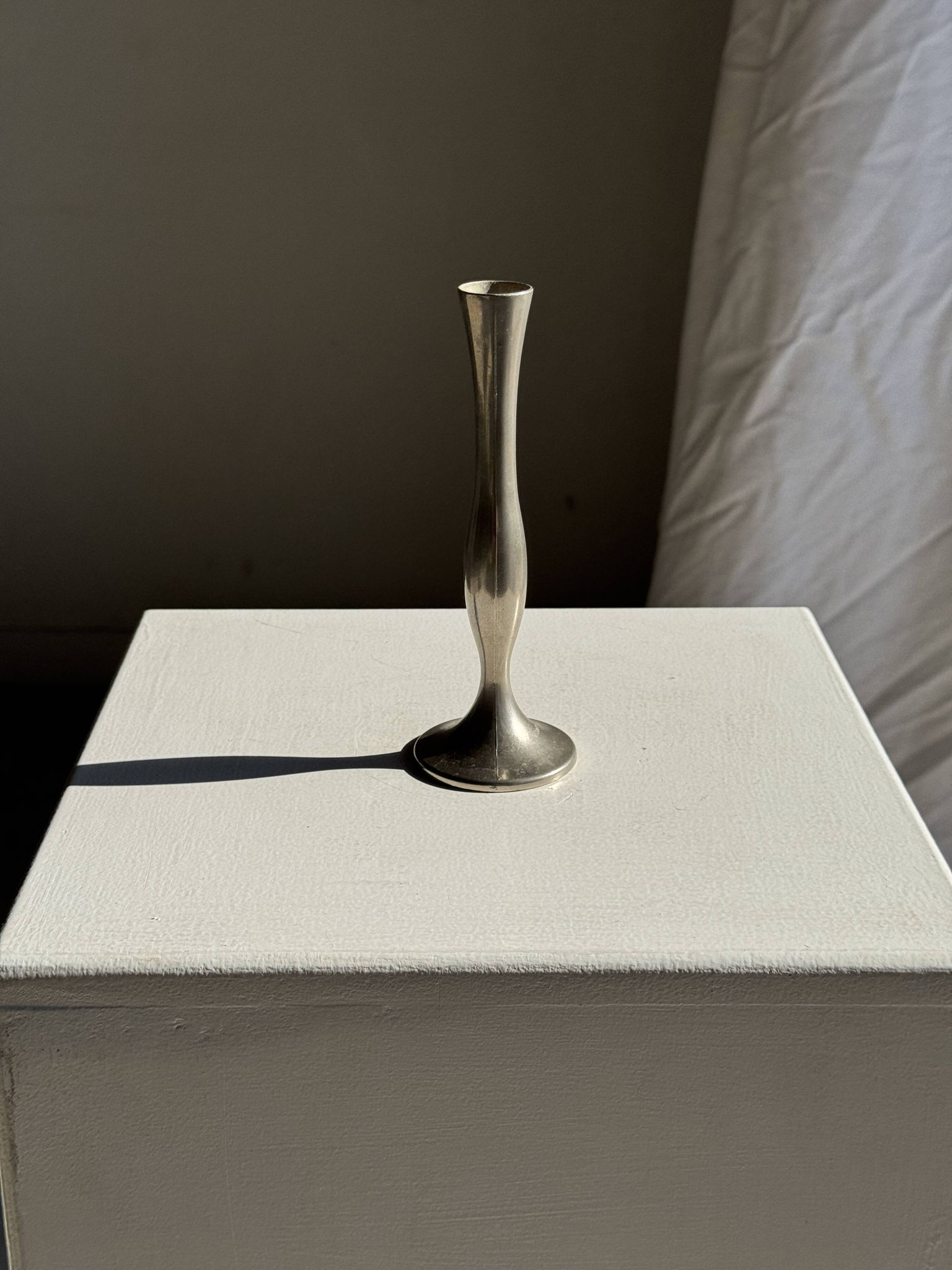 Vase soliflore vintage en métal gris à pied évasé H17 D6