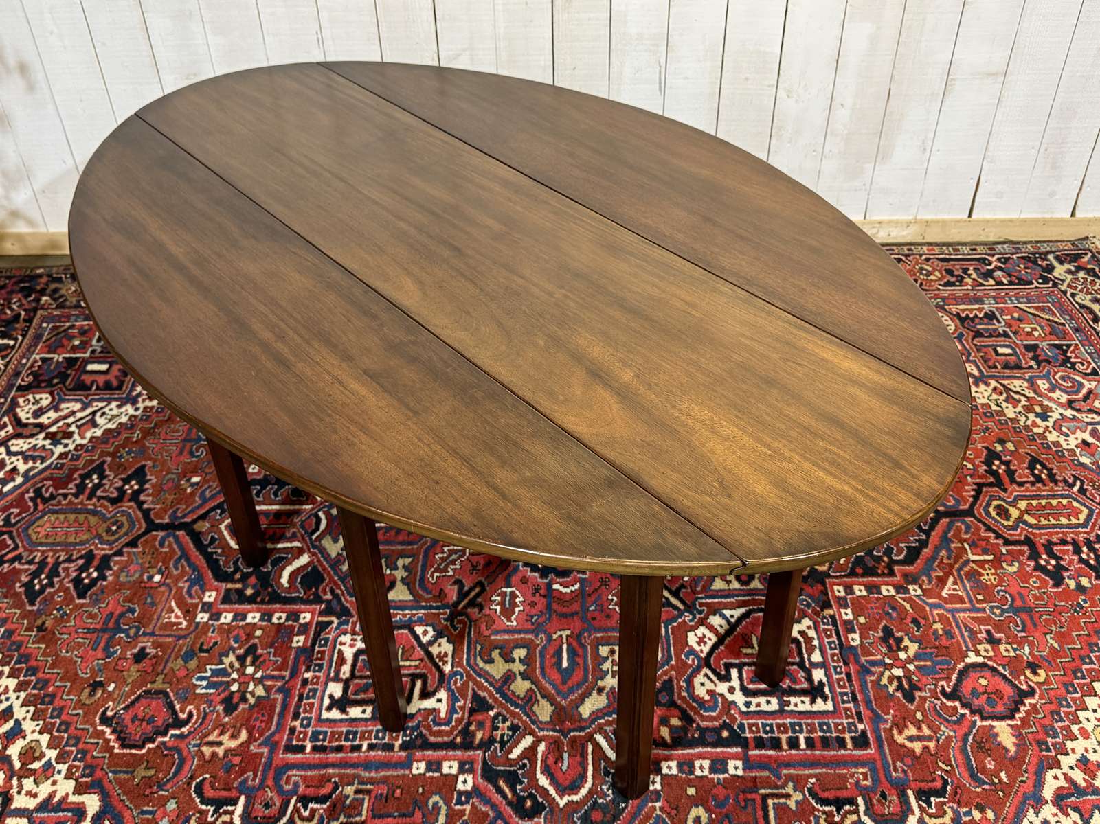 Drop-leaf English table in mahogany called Gateleg.