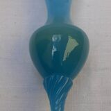 Vase en opaline bleue