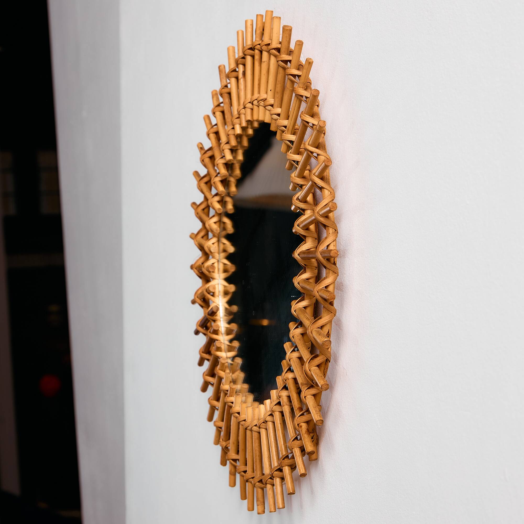 Miroir encadré en rotin et canne