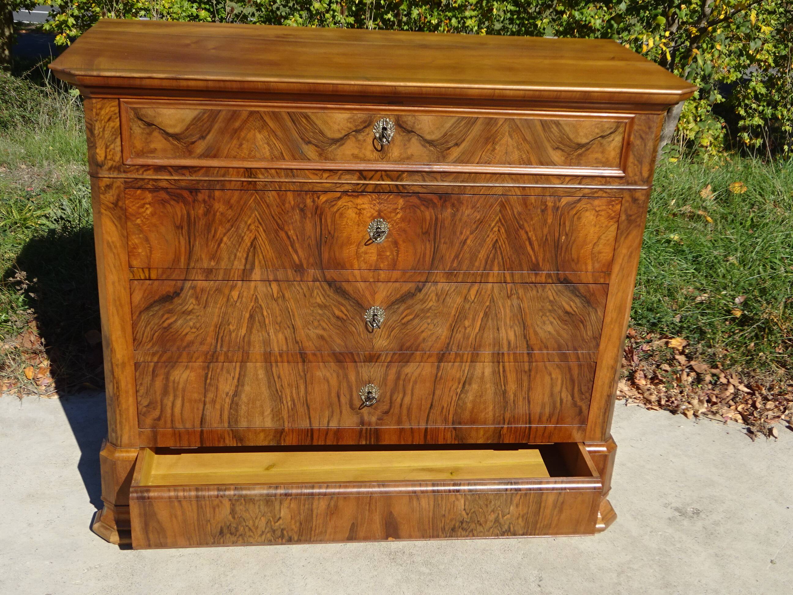 Commode en noyer et ronce de noyer style Louis Philippe