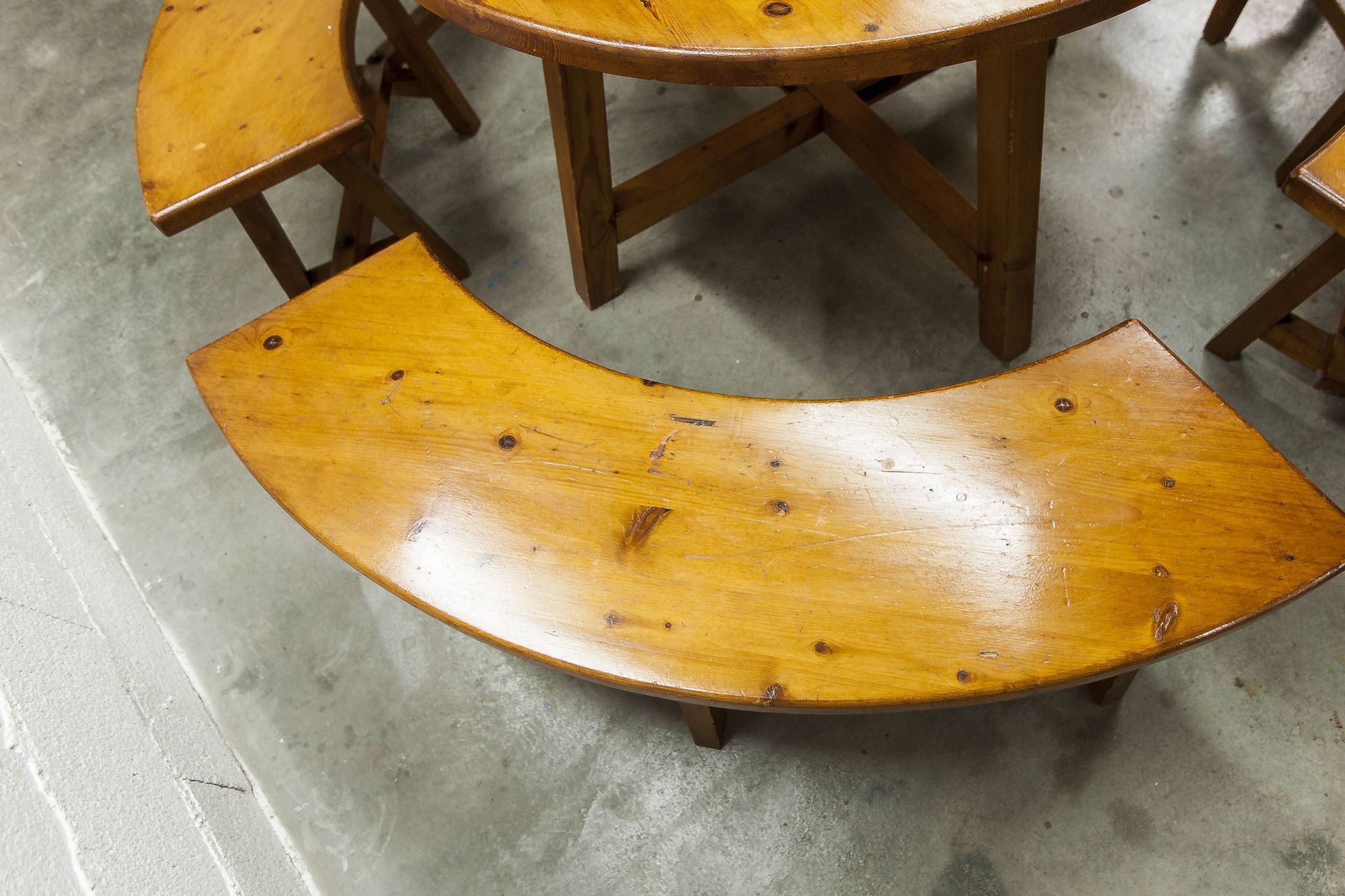Brutalist ensemble round table 113cm and its 4 rounded stools 1960