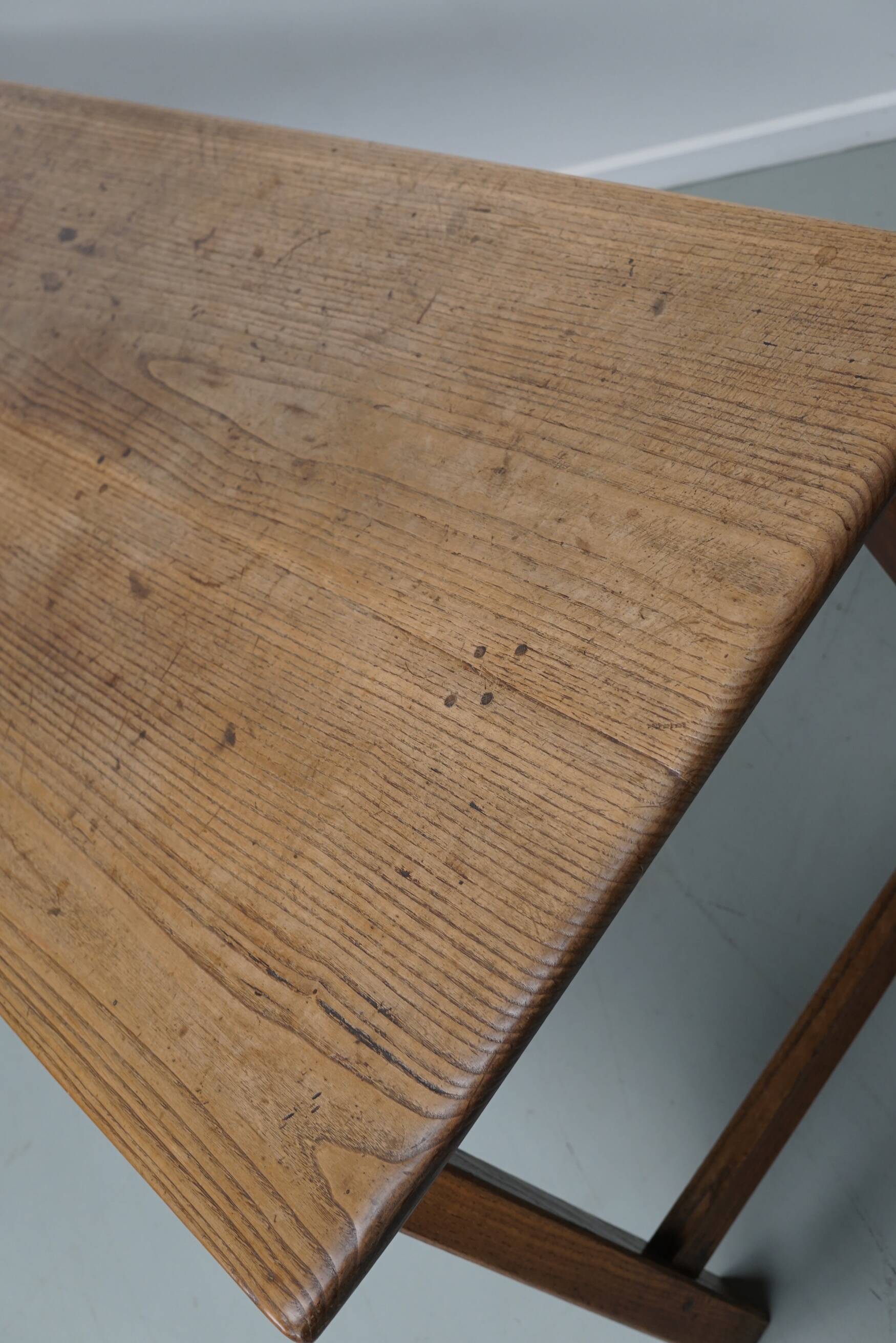 Grande table à manger rustique française du XIXe siècle en orme et chêne