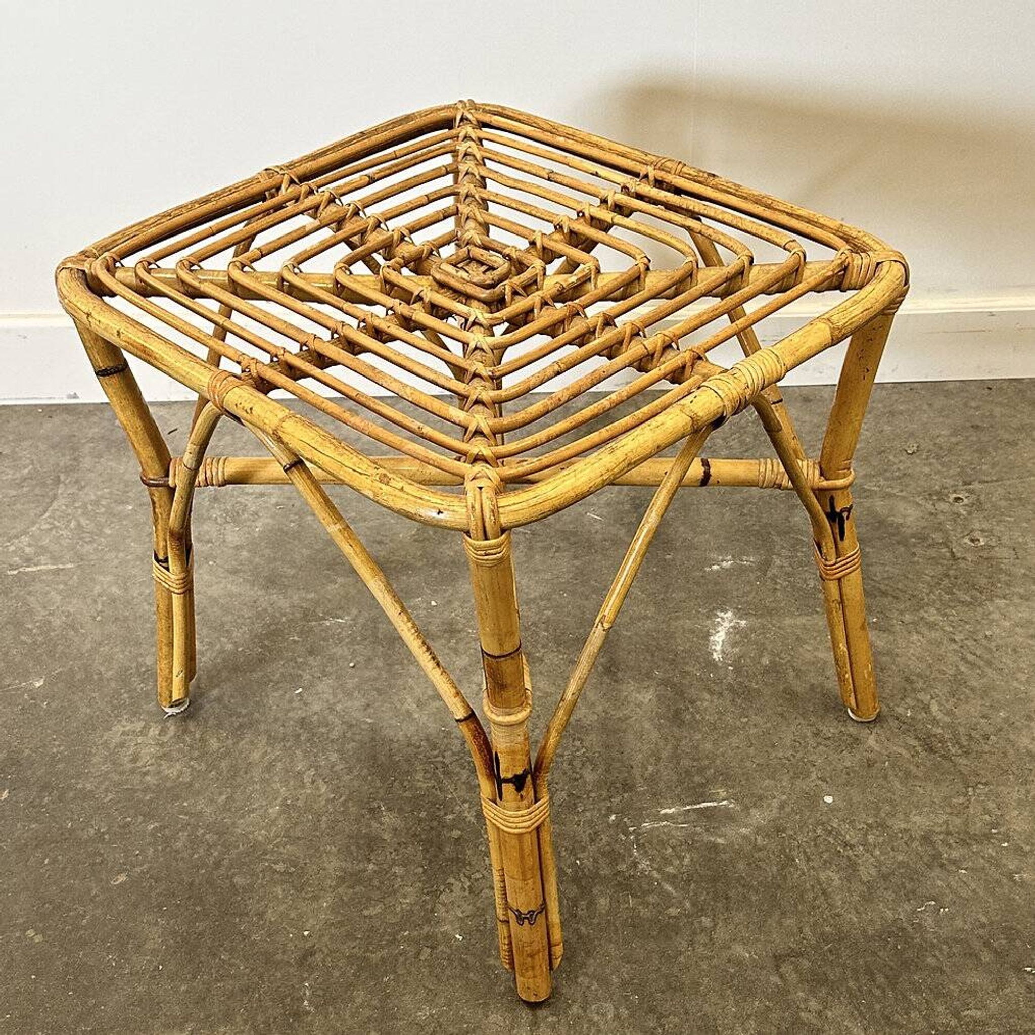 Table basse carrée vintage en bambou italien, années 1960.
