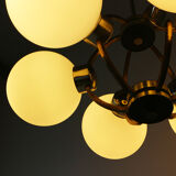 Lustre en laiton des années 50 avec abat-jour en verre dépoli