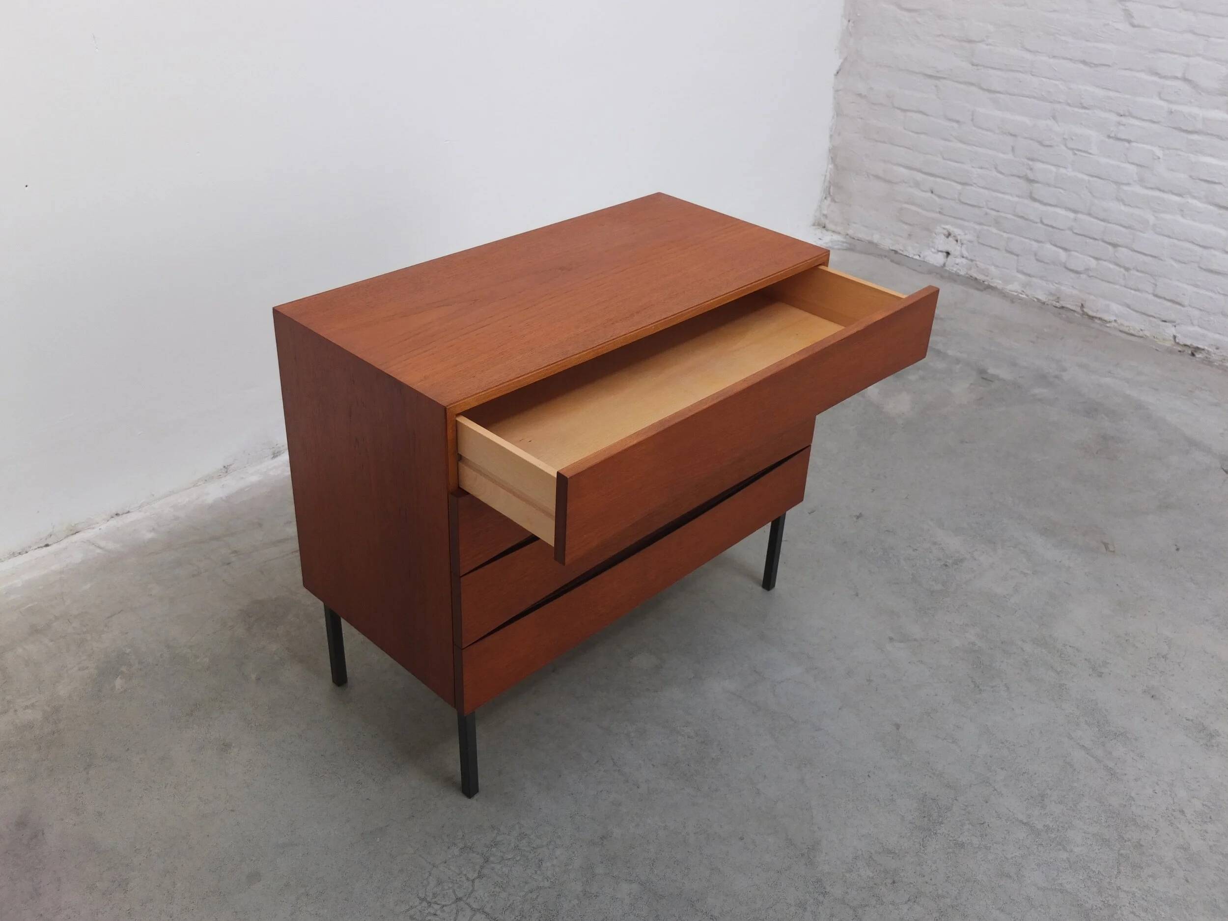 Commode unique dans le style d'Arne Vodder, années 1960.