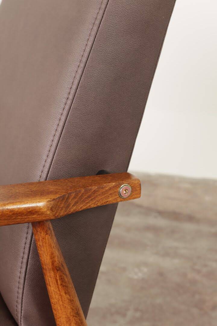 Fauteuil lounge scandinave en cuir végétal taupe foncé, design classique, couleur noyer