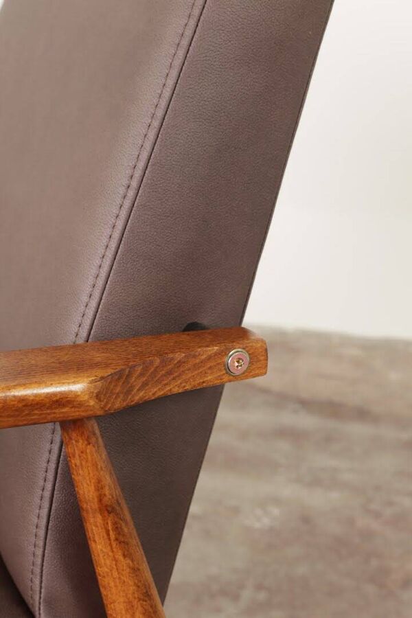 Fauteuil lounge scandinave en cuir végétal taupe foncé, design classique, couleur noyer.