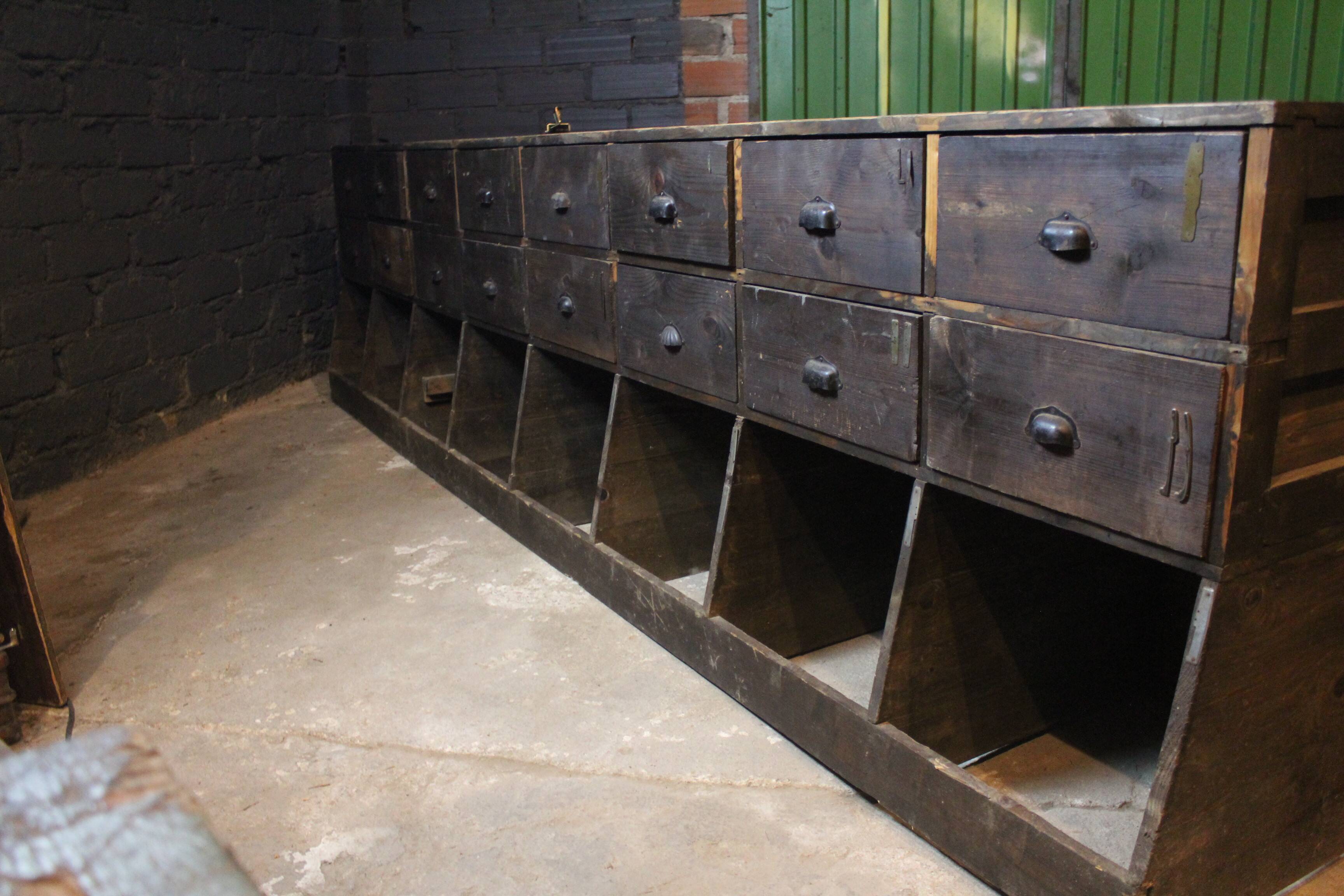 Double-sided cutlery cabinet