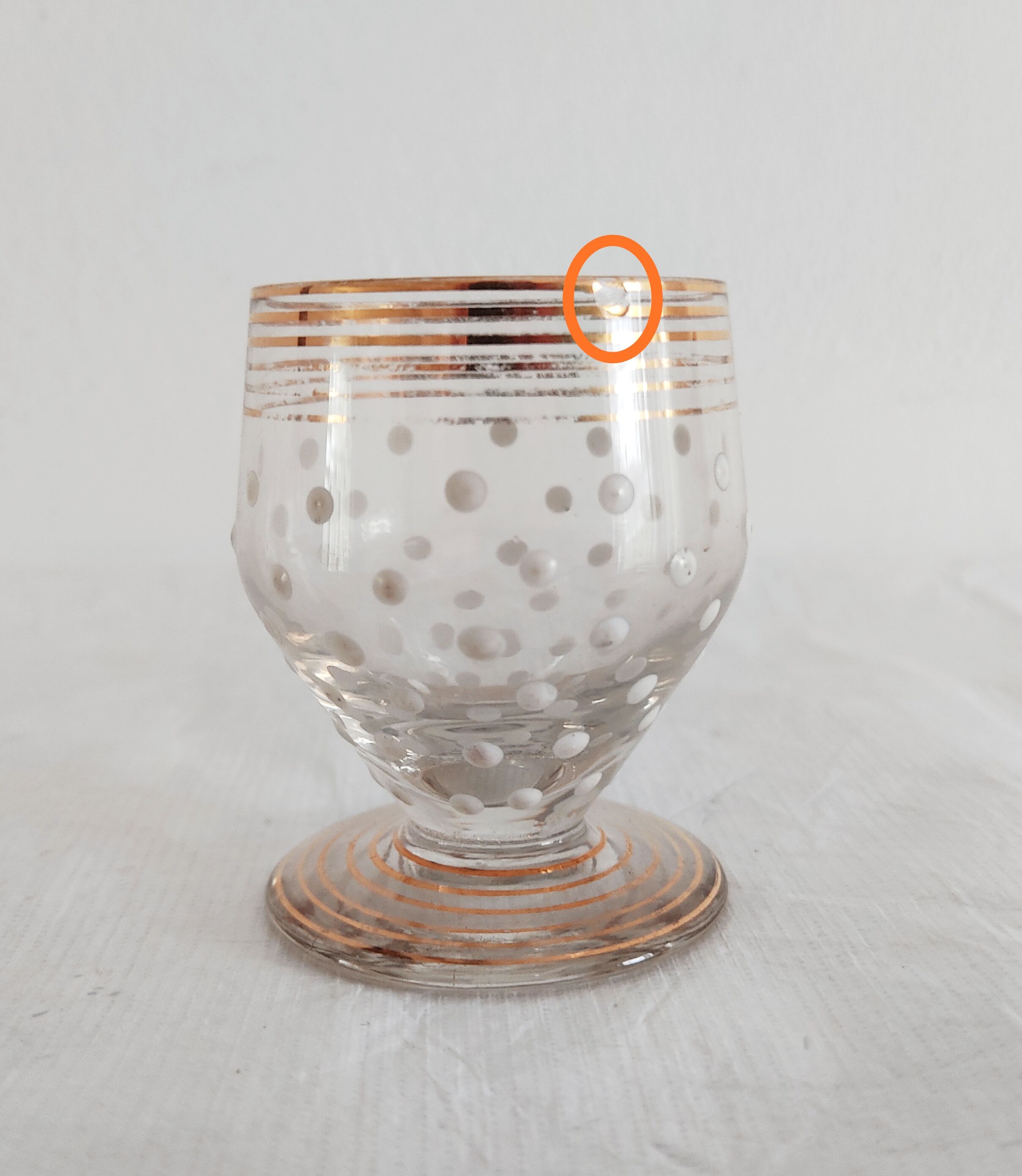 Set of 5 small glasses, white enamel peas