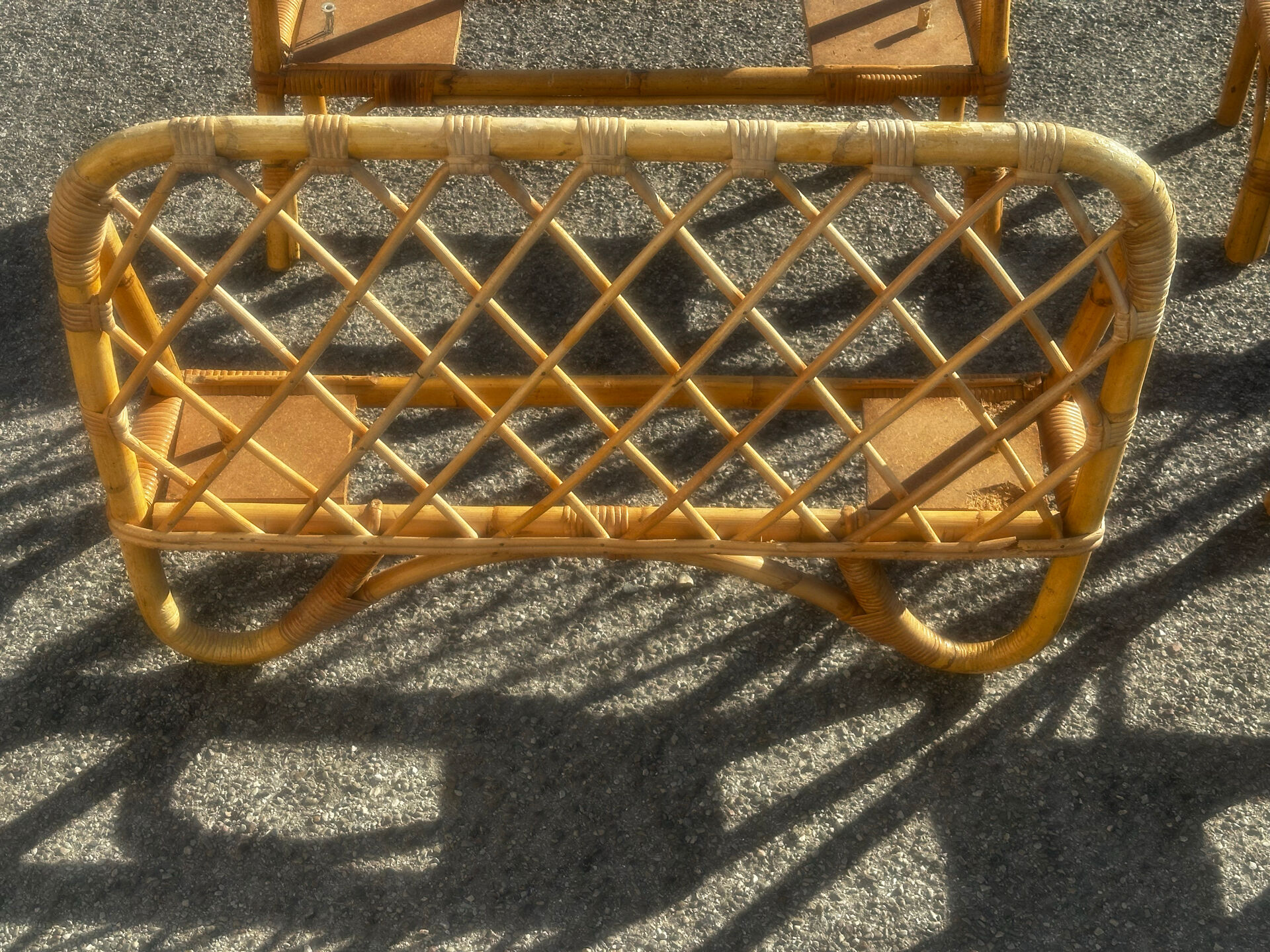 Pair of vintage single beds in rattan, 1970s.