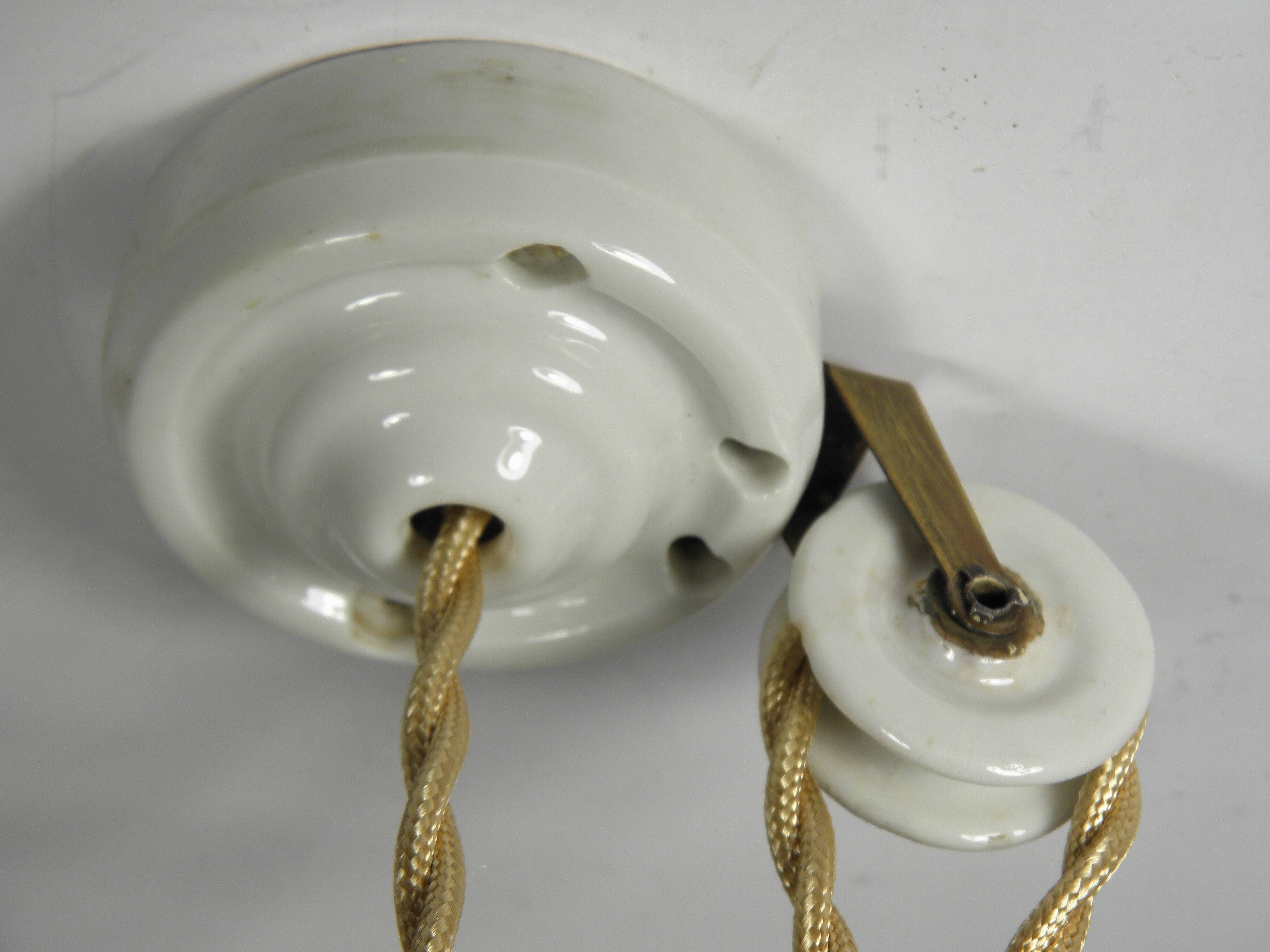 Suspension "monte et baisse" en opaline, années 40