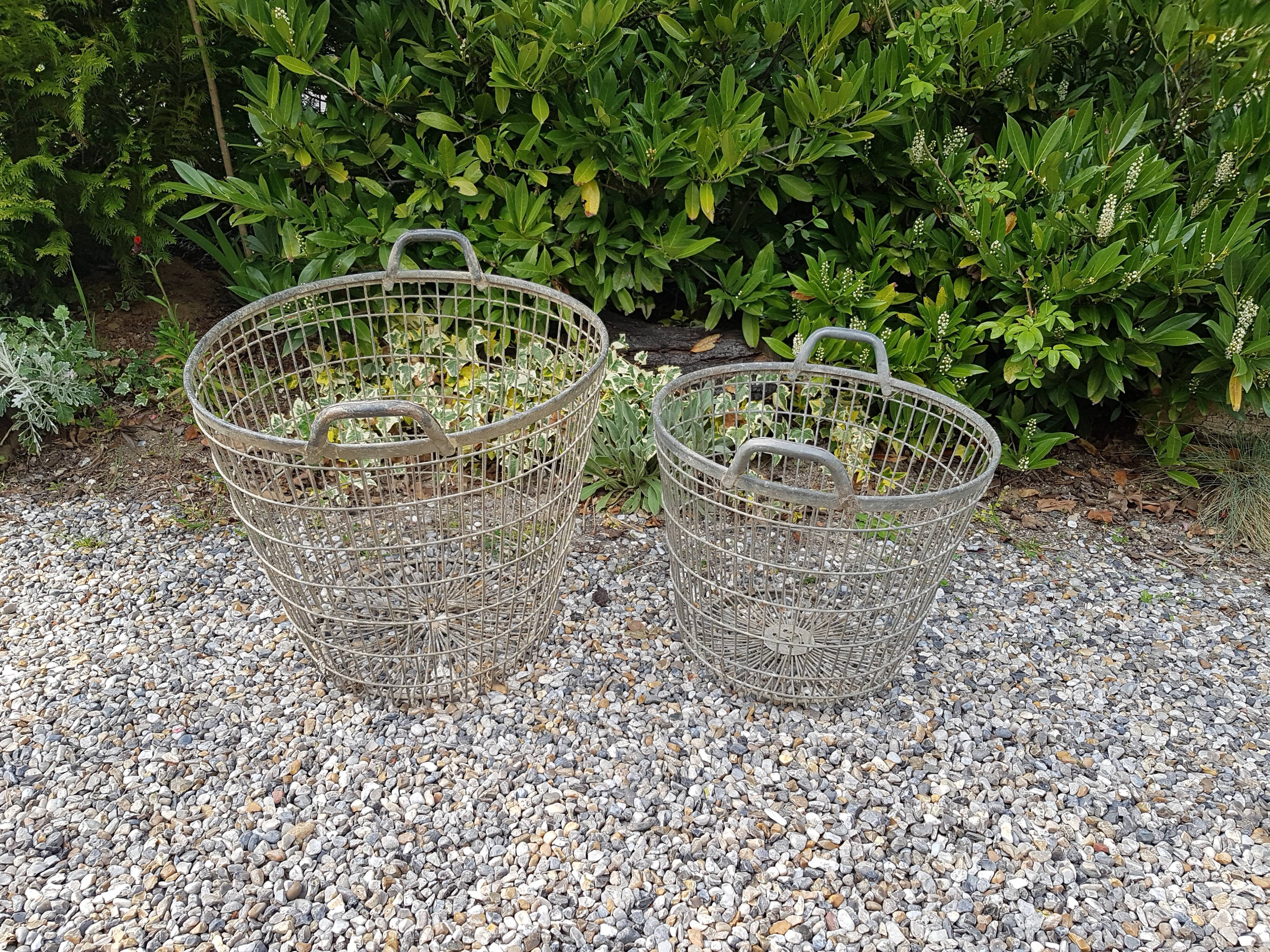 Lot of 2 metal baskets