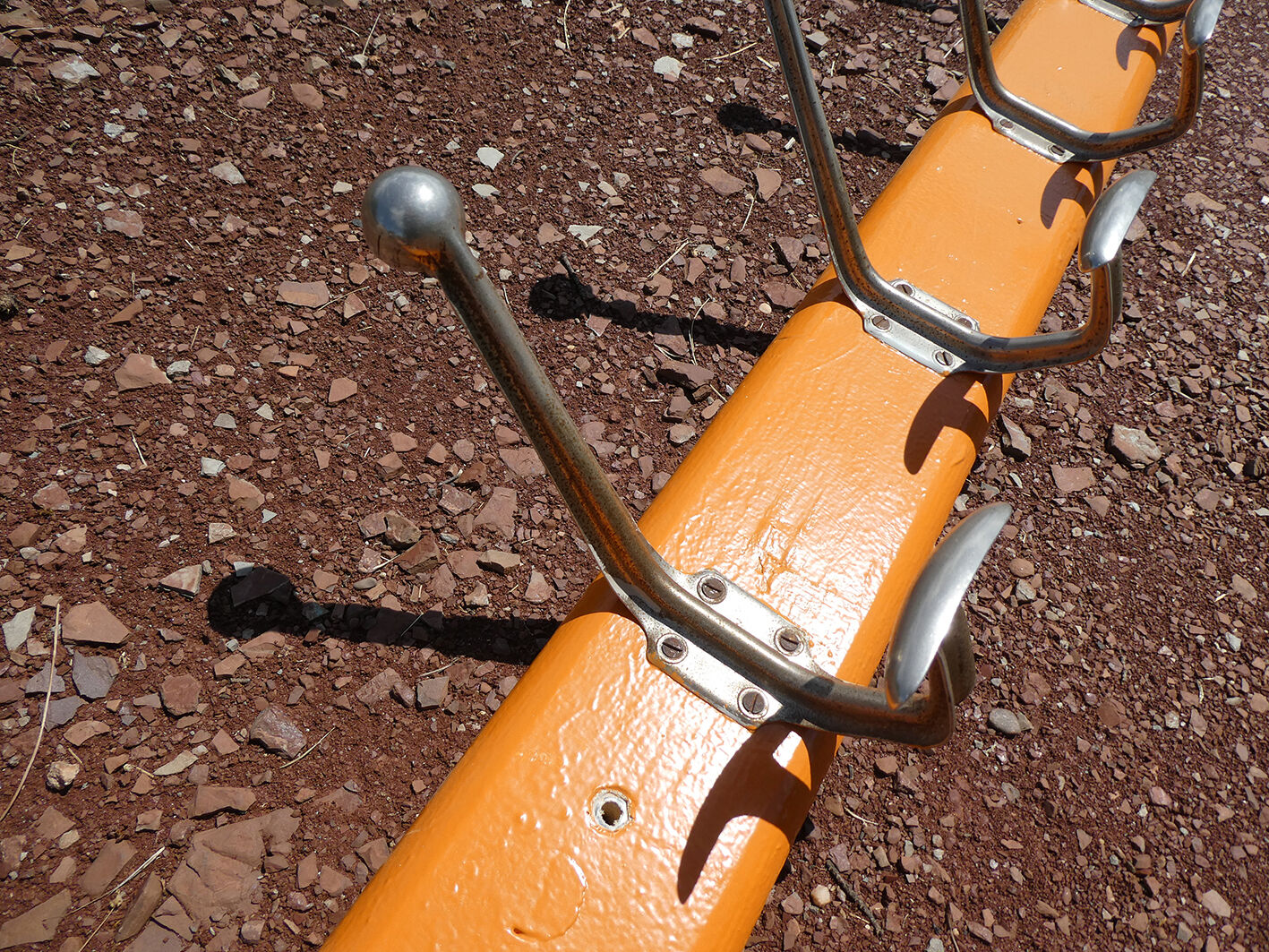 School wall door - 11-patère orange rail