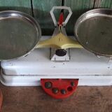 Small household scale with weight