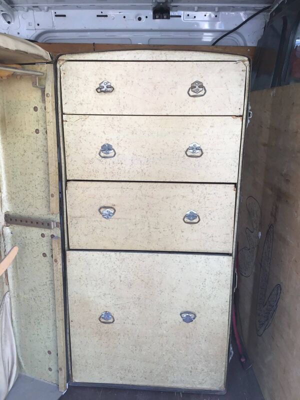 Malle de cabine ancienne verticale – 109 cm – intérieur parchemin