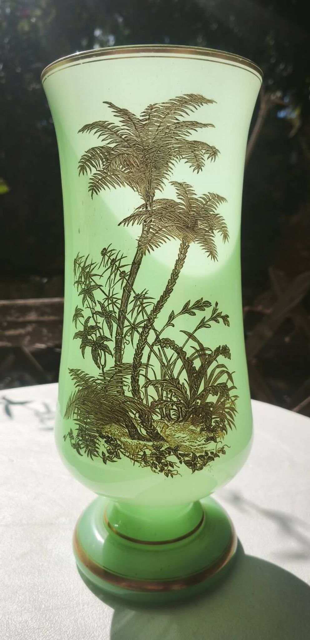 Opaline vase with palm tree decoration in gold (ouraline)