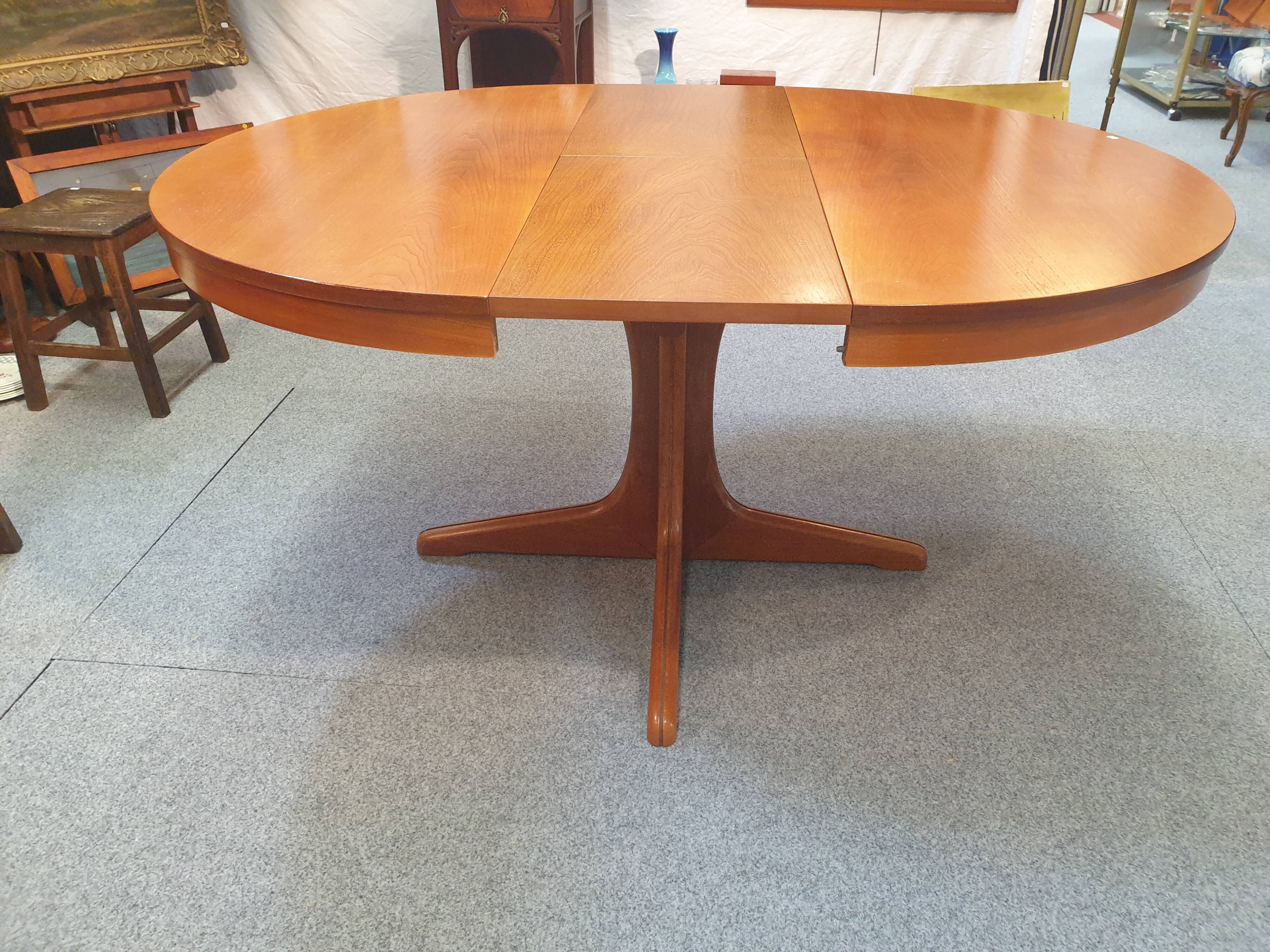 Table scandinave