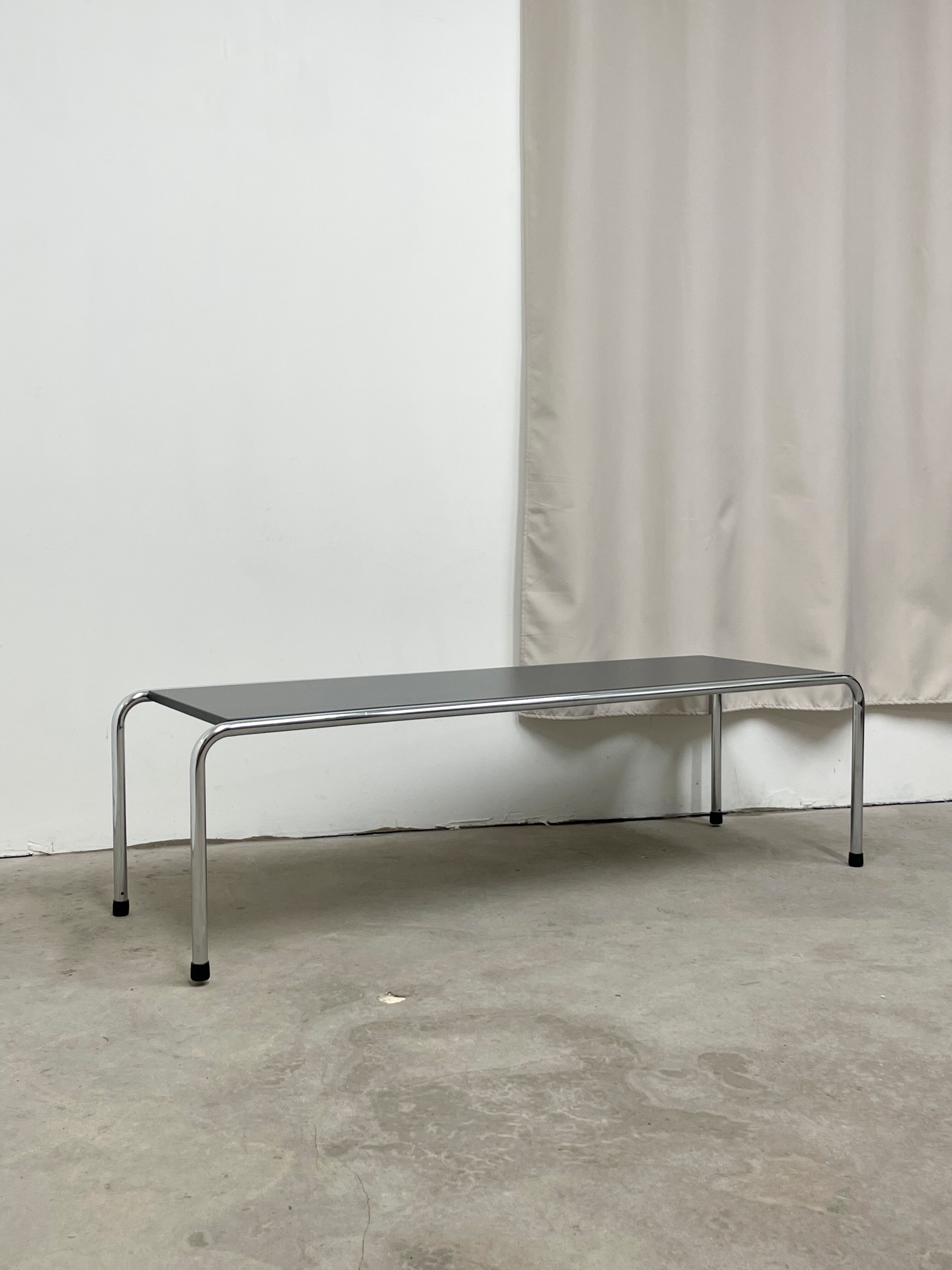 Table basse en métal chromé et mélaminé gris