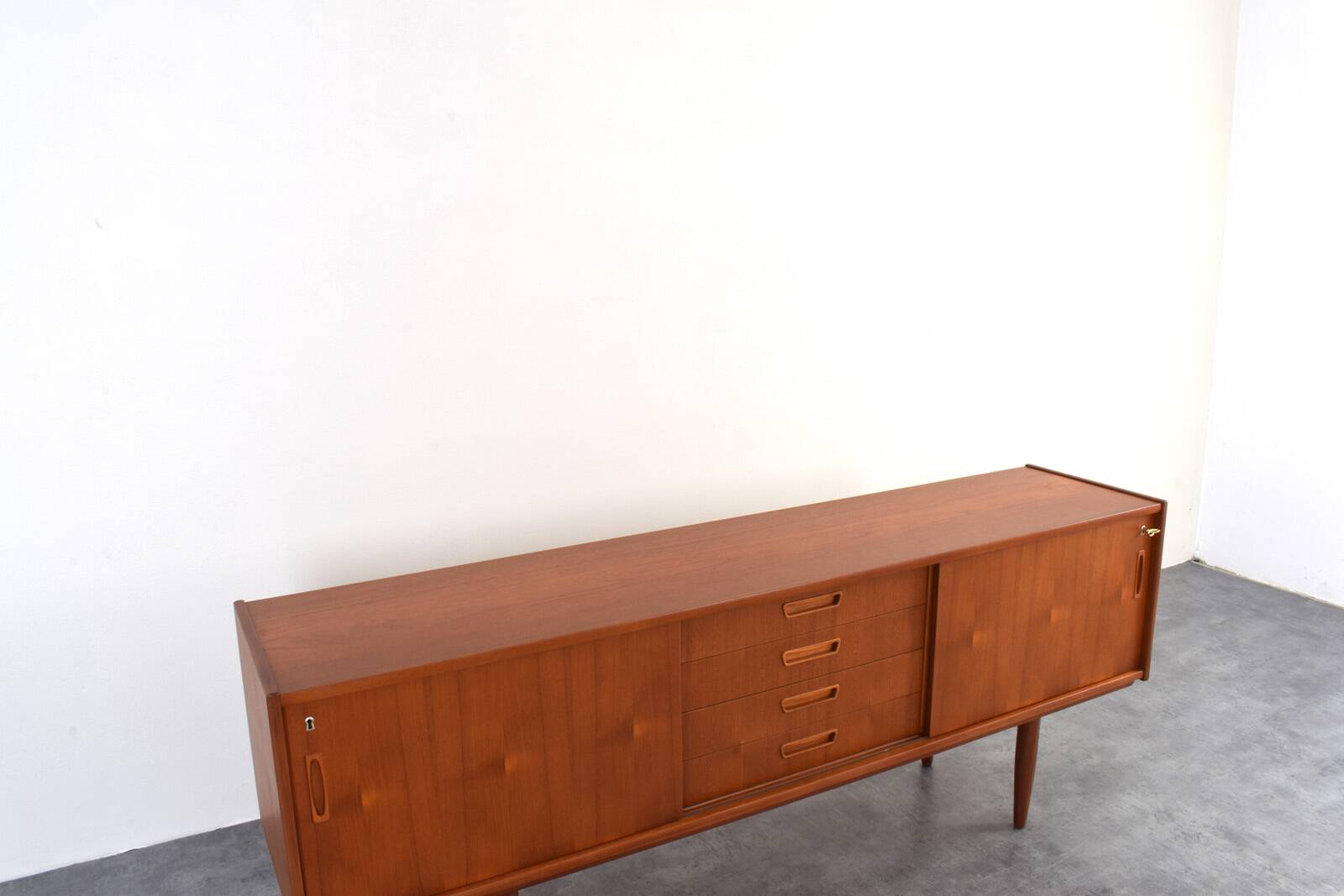 Buffet en teck danois du milieu du siècle, années 1960.