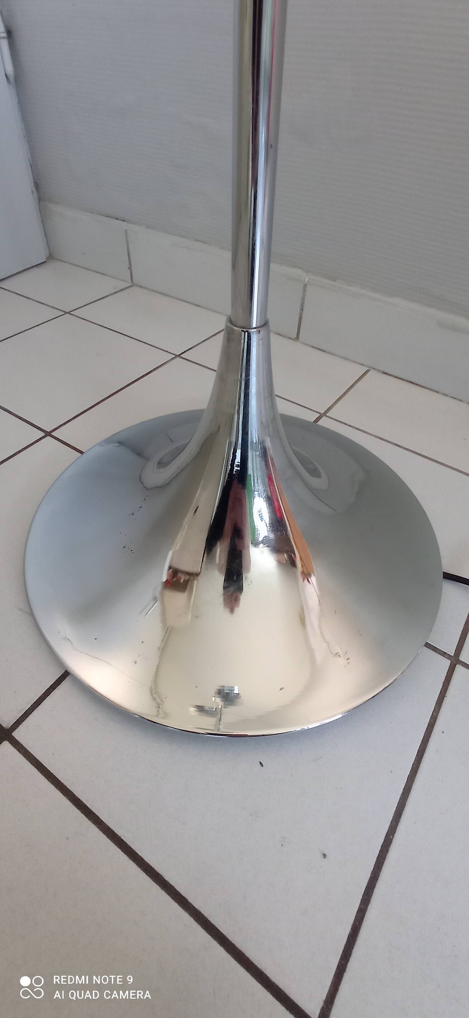 Eyeball floor lamp with tulip base