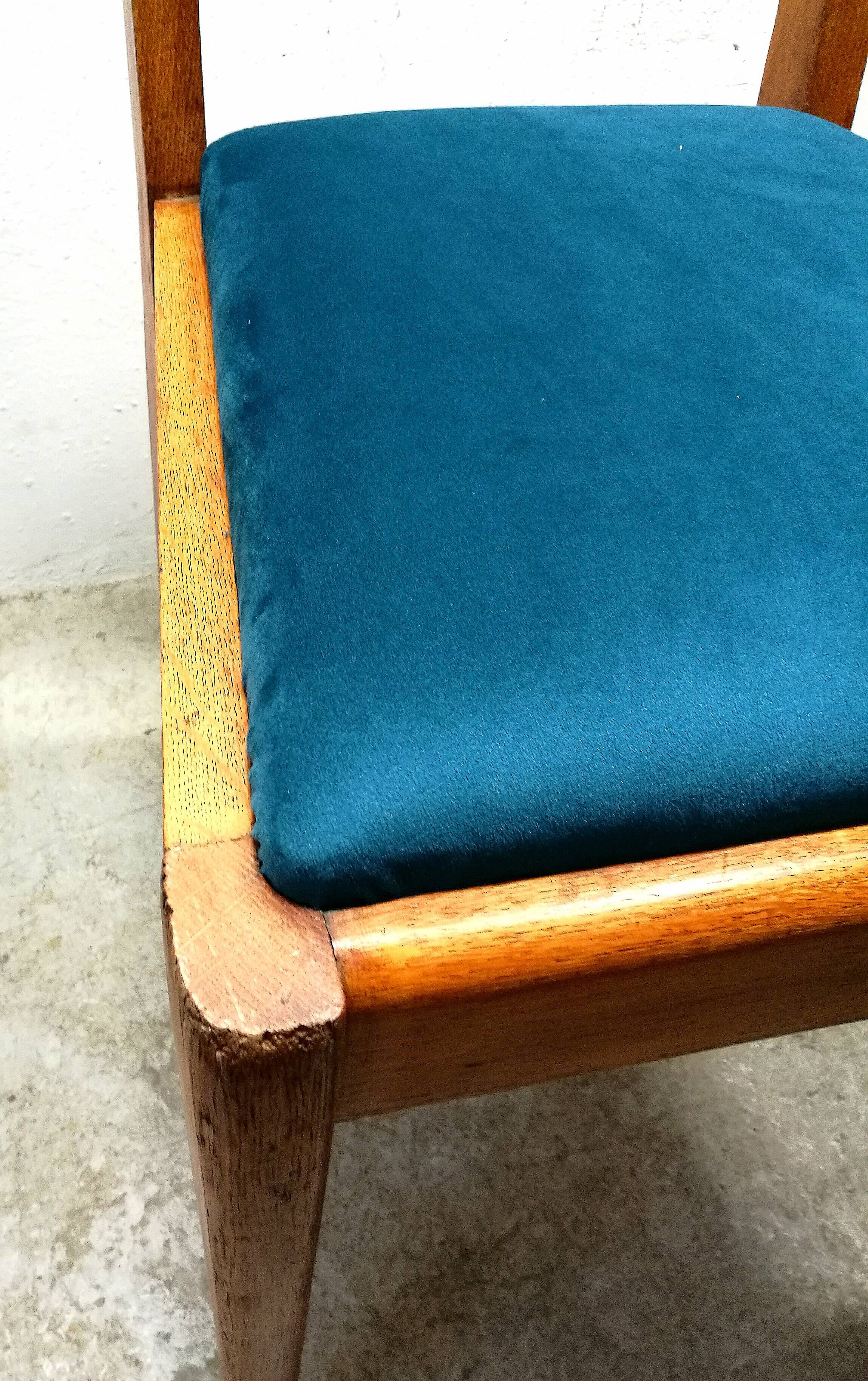 Suite de 6 chaises années 40-50 chêne et velour bleu