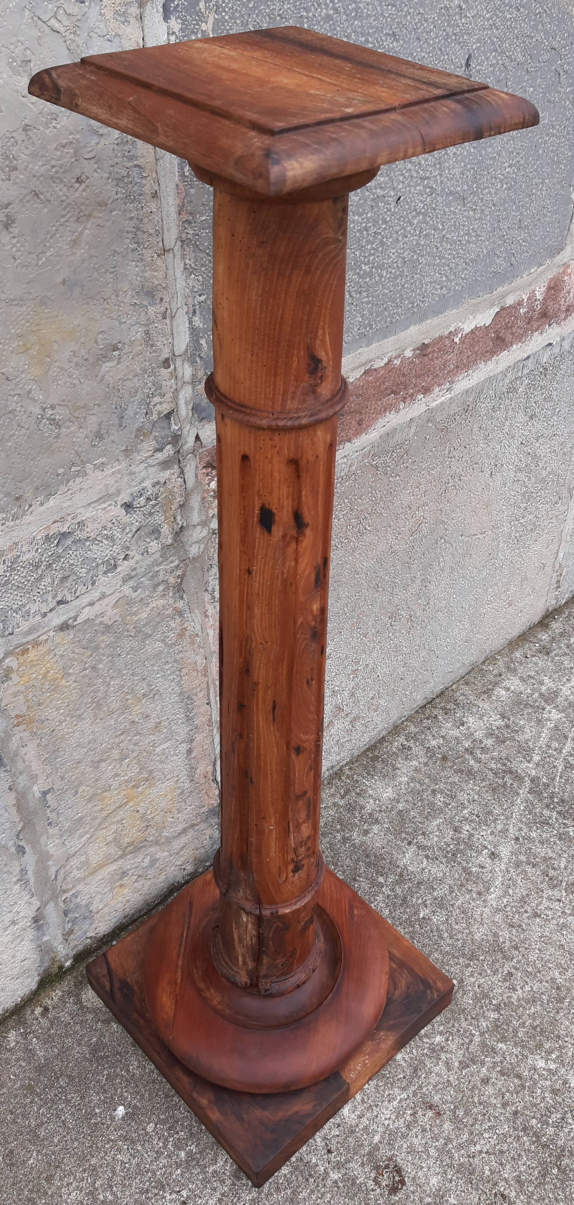 Colonne sellette en bois