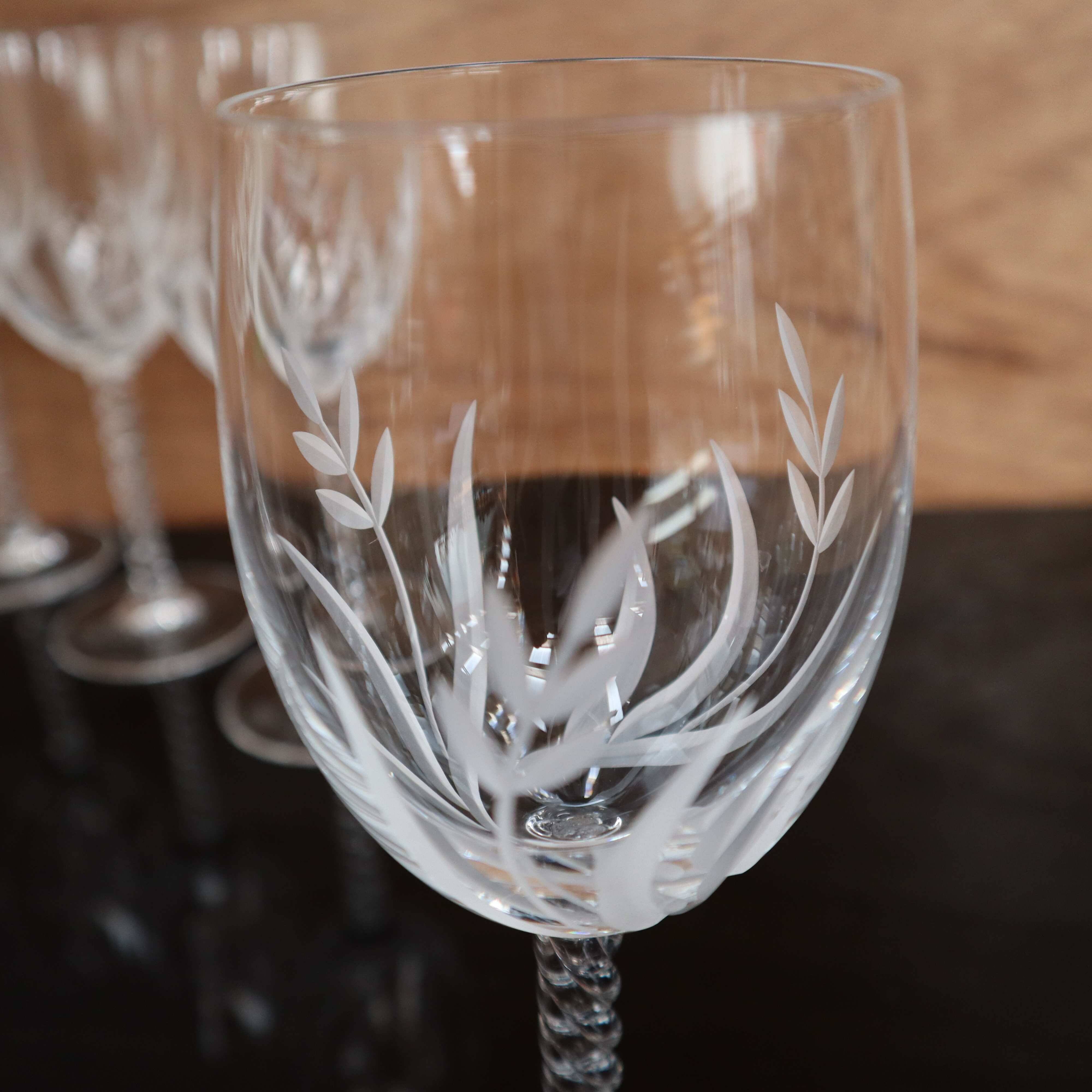 Ensemble de 4 verres à vin rouge vintage en cristal gravé