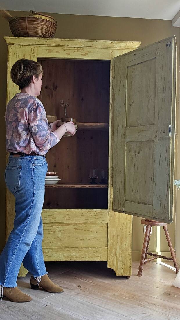 19th-century bonnetière wardrobe | Claudia