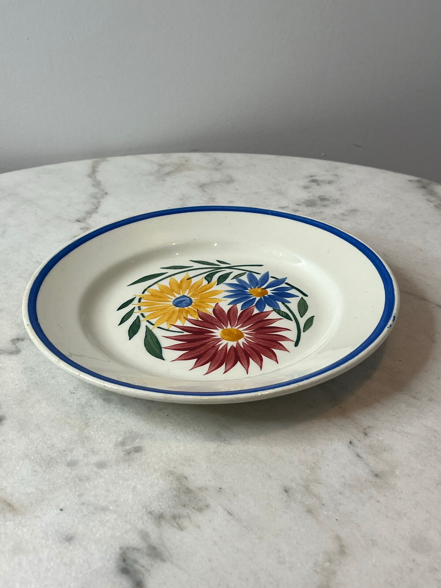 Flat plate with hand-painted floral decoration