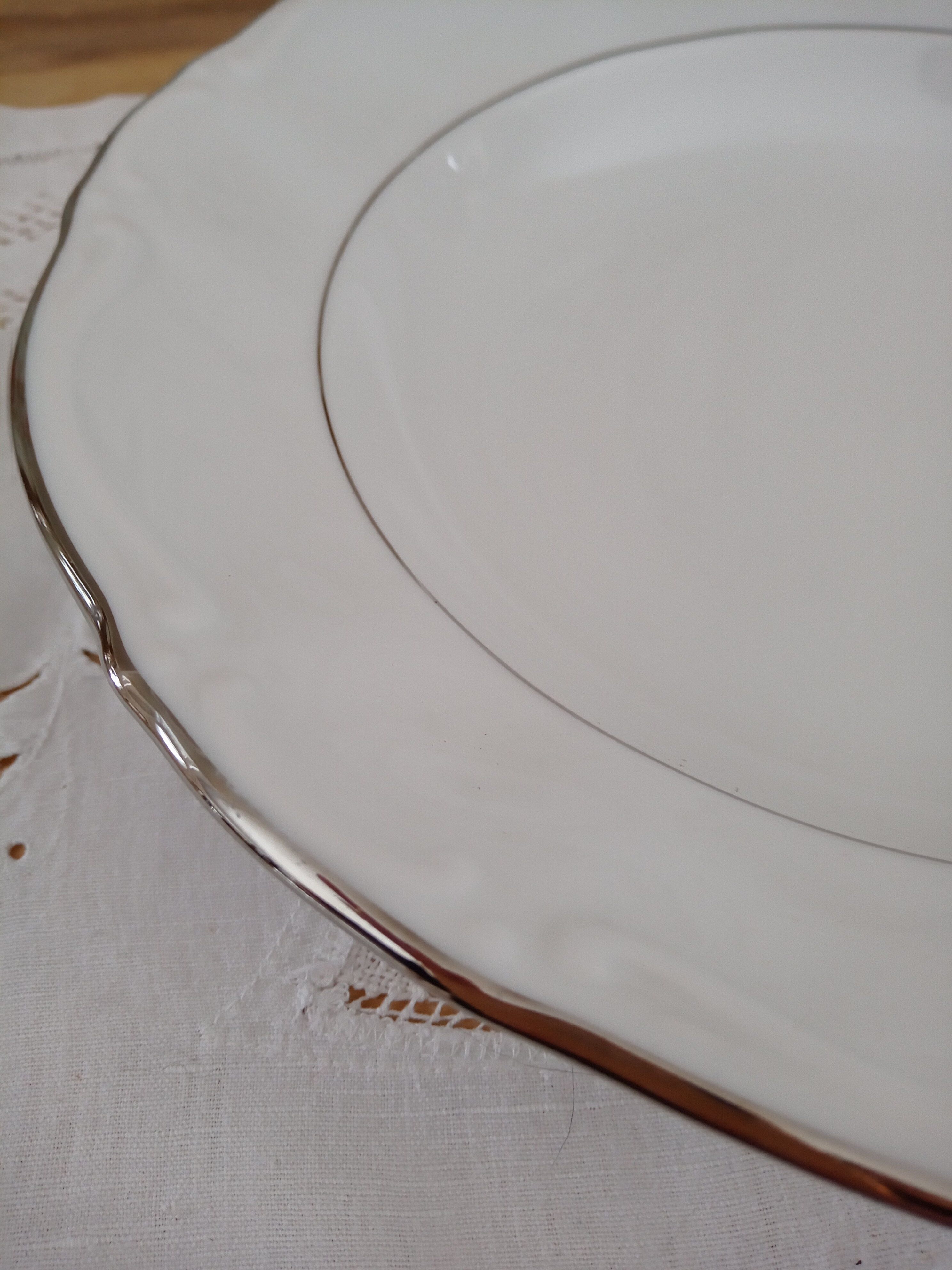 Plat rond creux grand modèle en porcelaine Kronester Bavaria blanche et liseré argenté