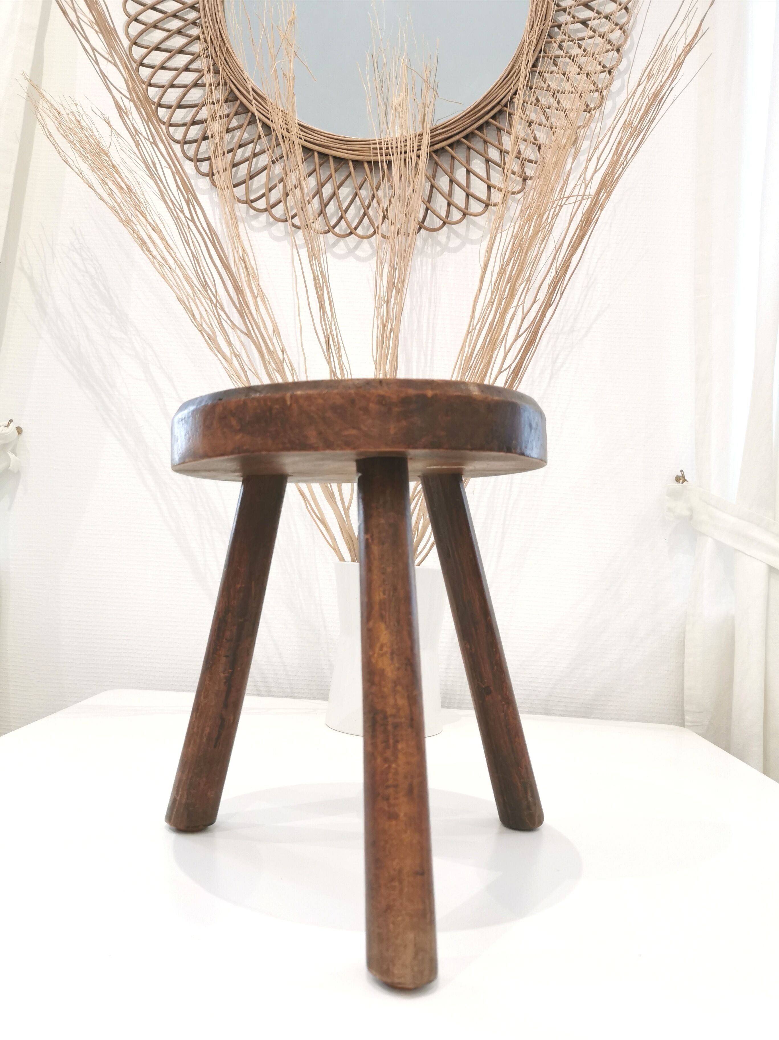 Atypical tripod stool