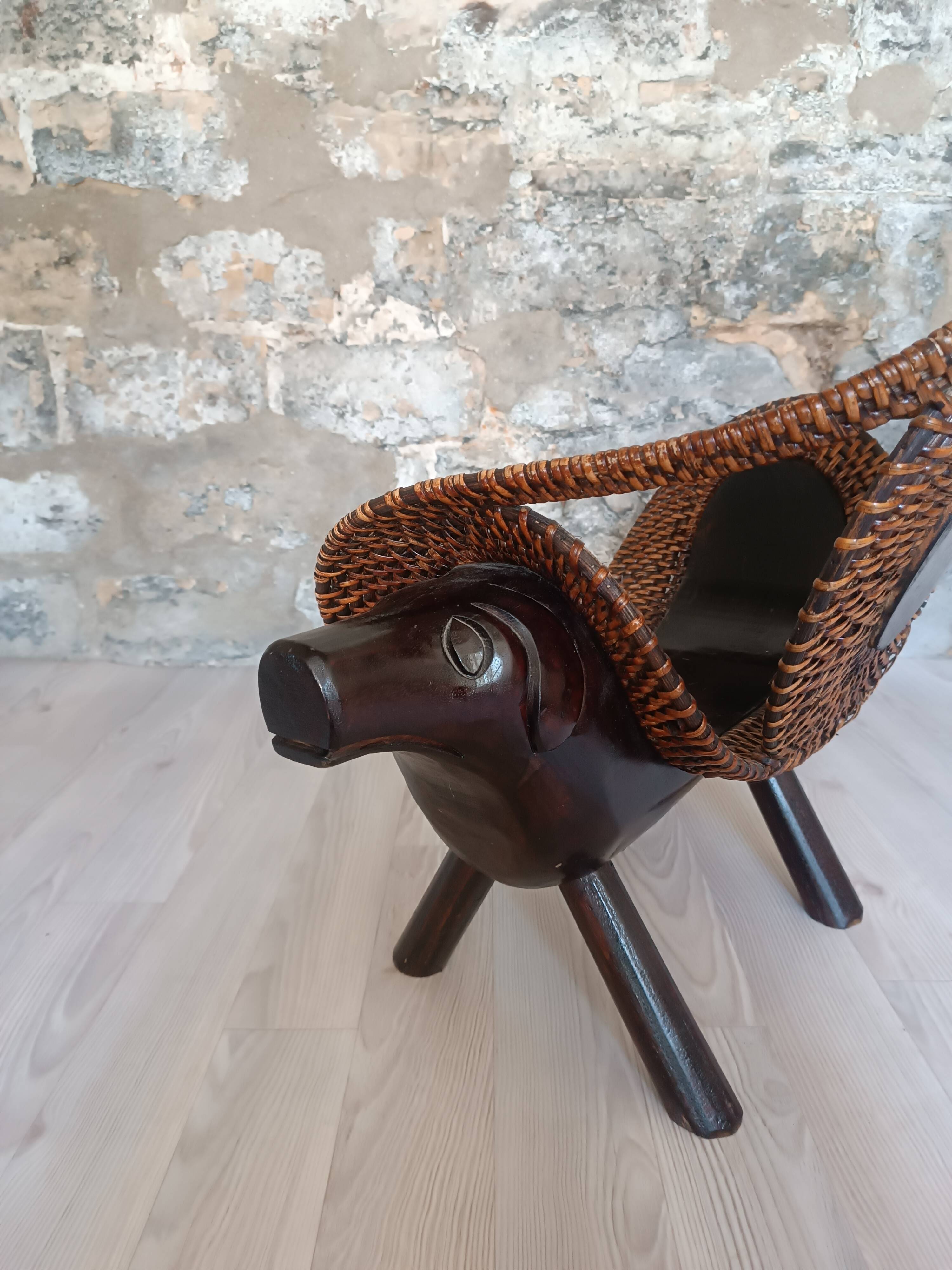 Fauteuil enfant en bois sculpté et rotin