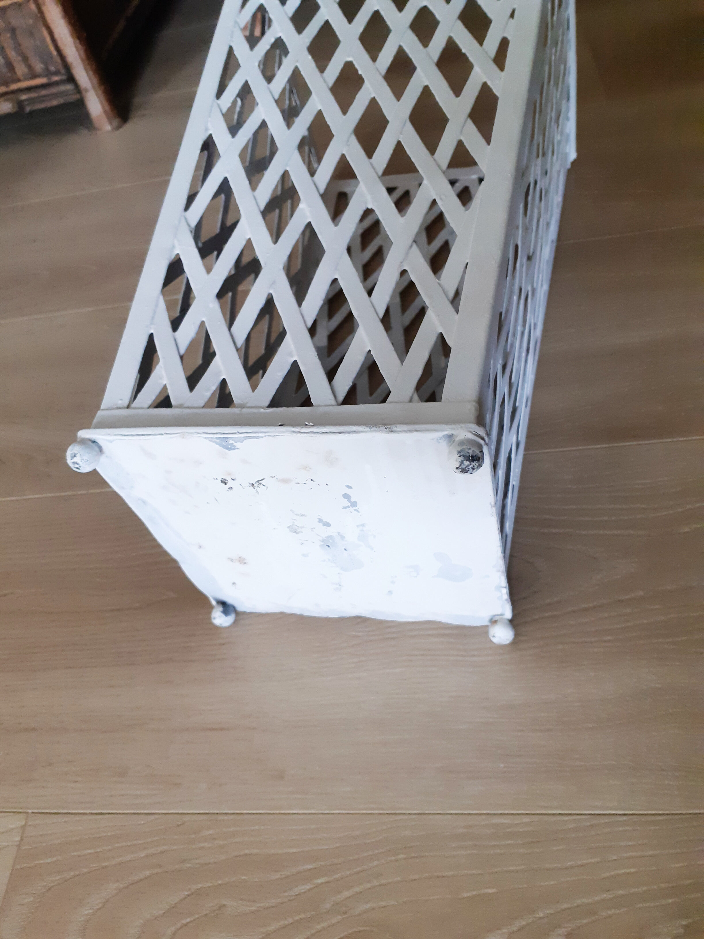 Openwork iron umbrella stand