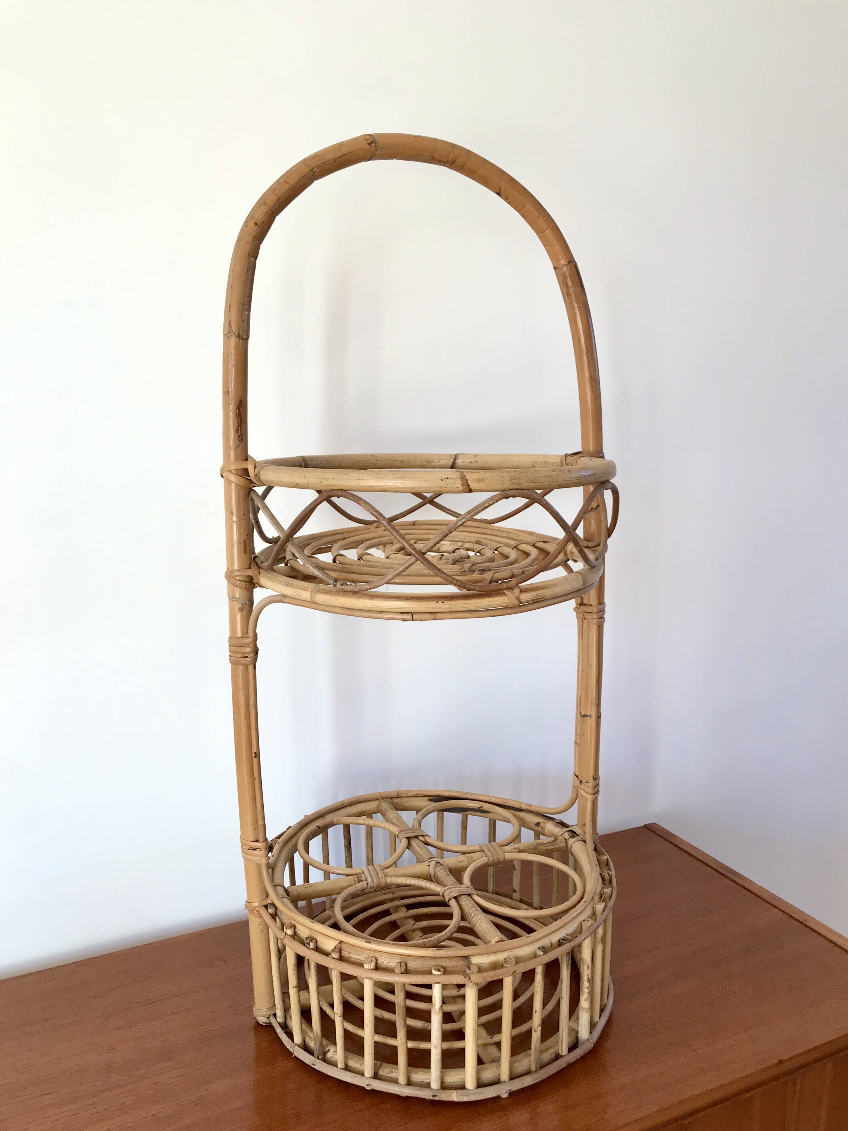 Superb rattan/bamboo bottle holder from the 60s-70s. In excellent condition.
