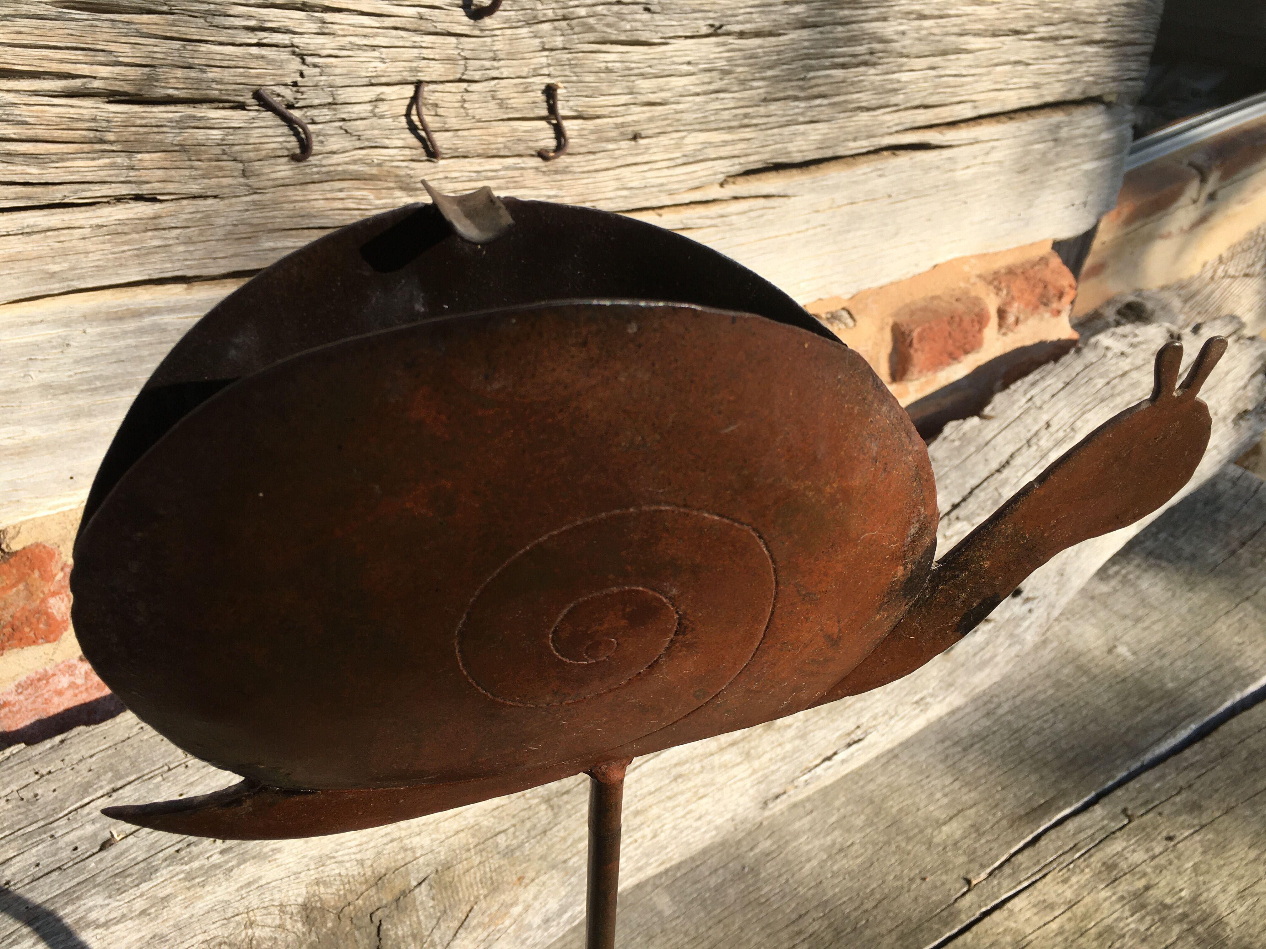 Metal ashtray shaped snail on foot tumble type