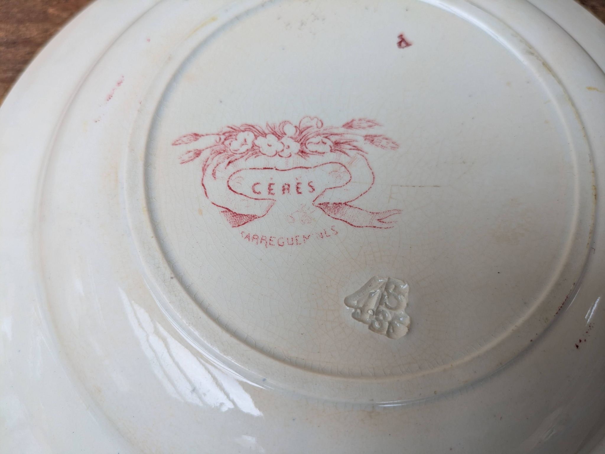 Hollow plate Sarreguemines model Cérès decorated with pink flowers Terre de Fer