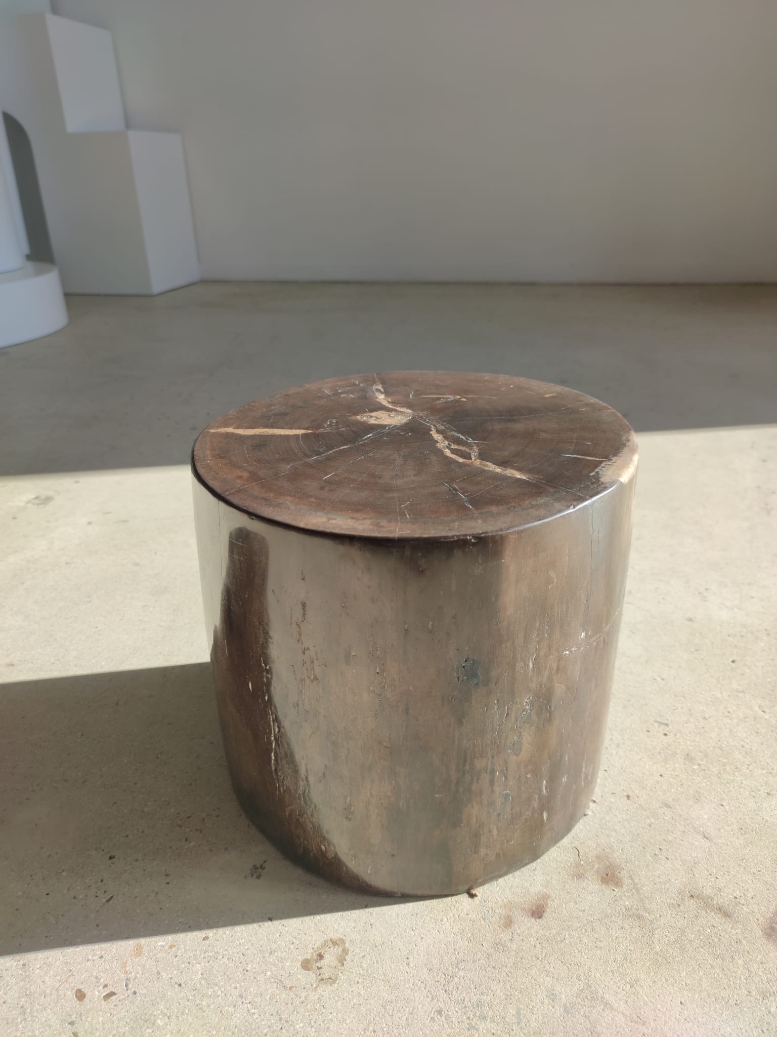 Table d'appoint en bois pétrifié couleur marron glacé - H:34cm D:35cm