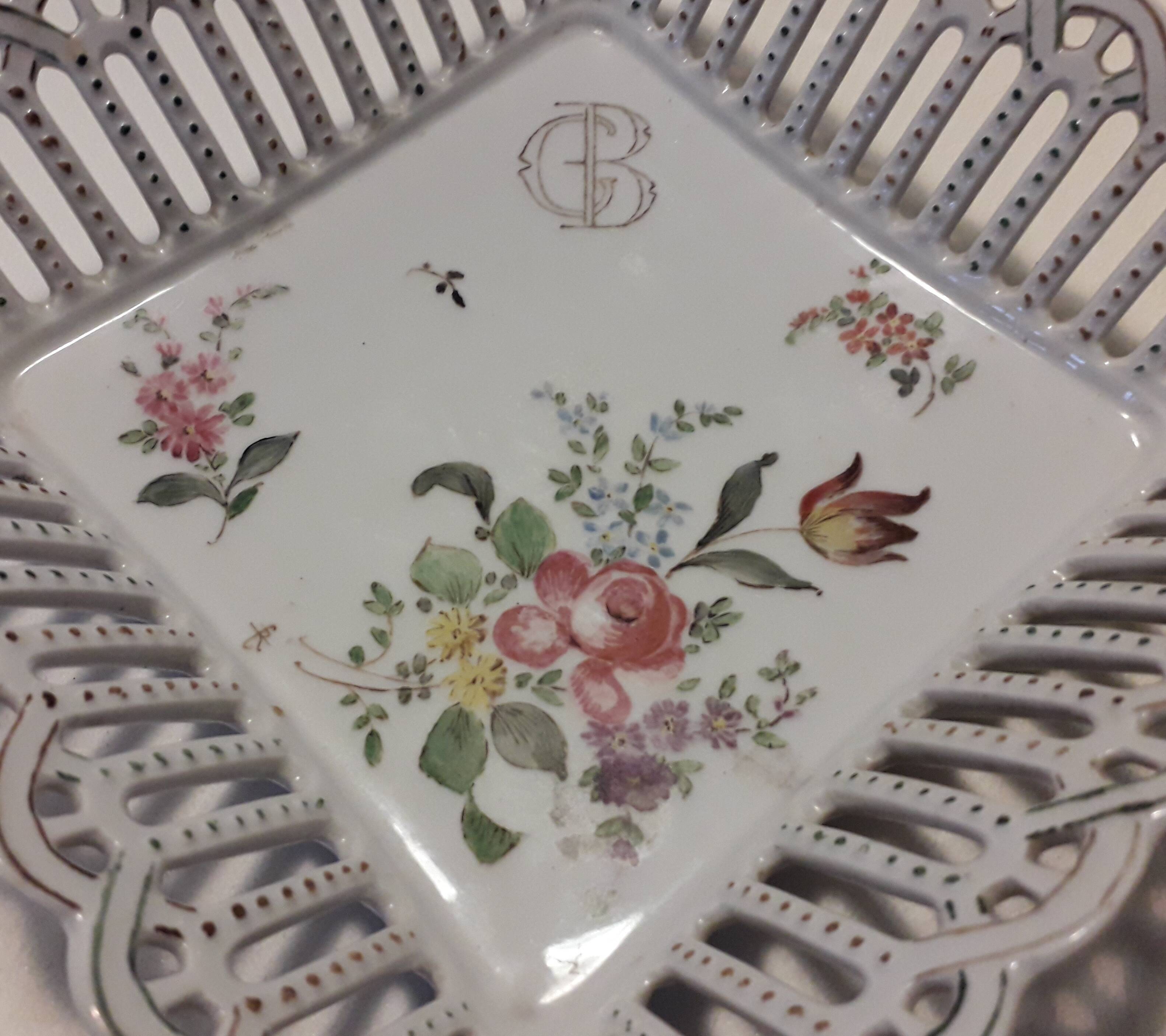 Fine porcelain fruit cup dish