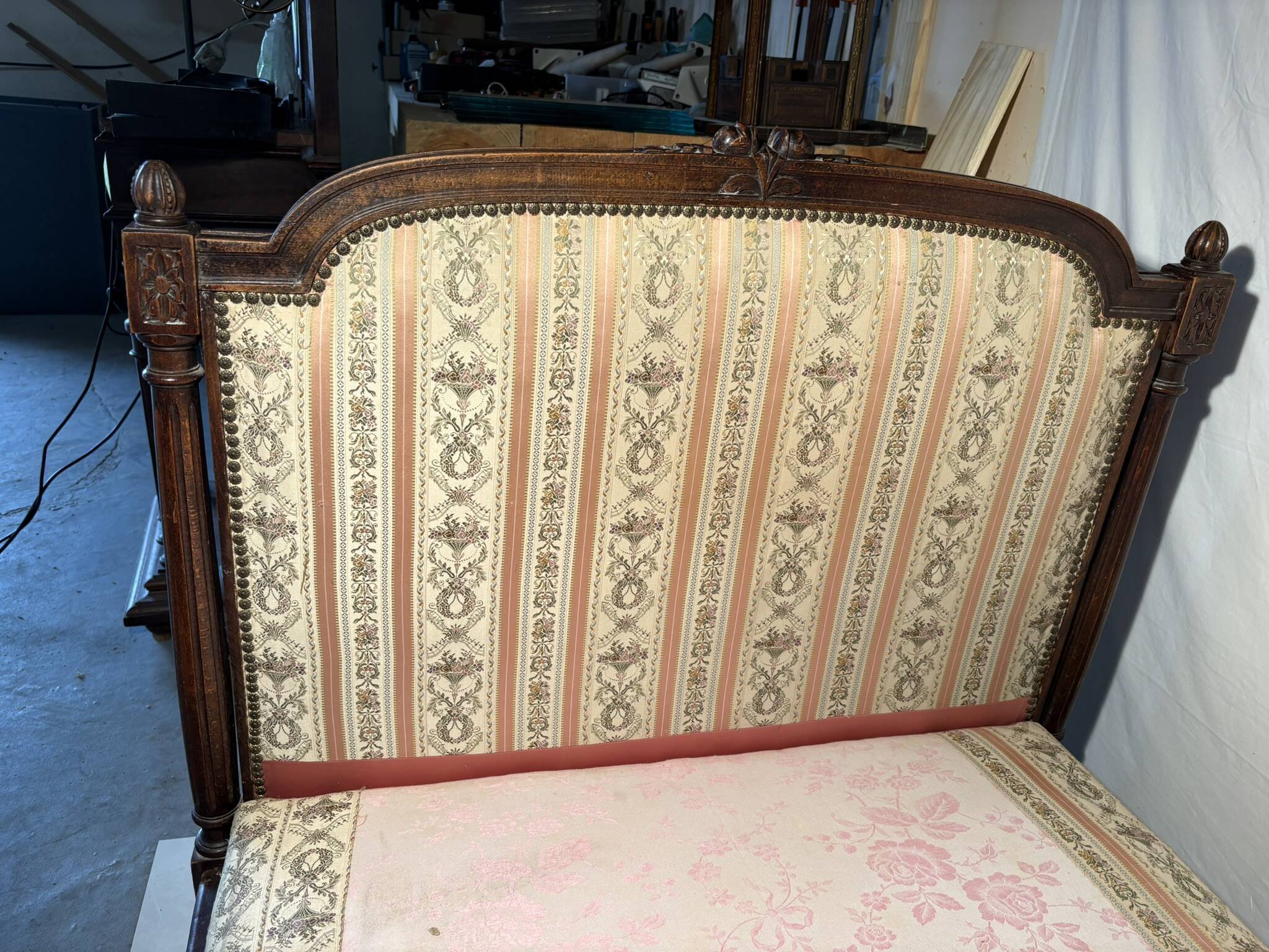 Antique Louis XVI style daybed in carved wood and patterned fabric