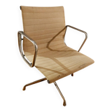 Swivelling chair by Charles and Ray Eames
