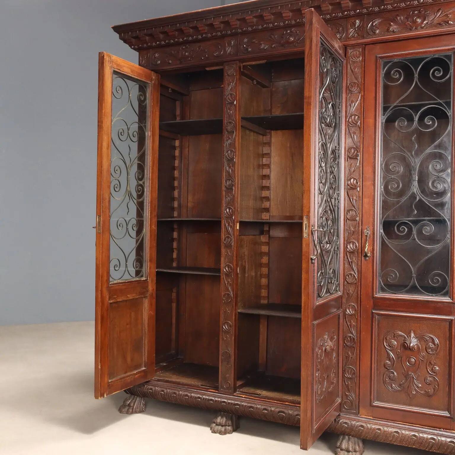 Bibliothèque ancienne style néo-Renaissance en noyer XXe siècle