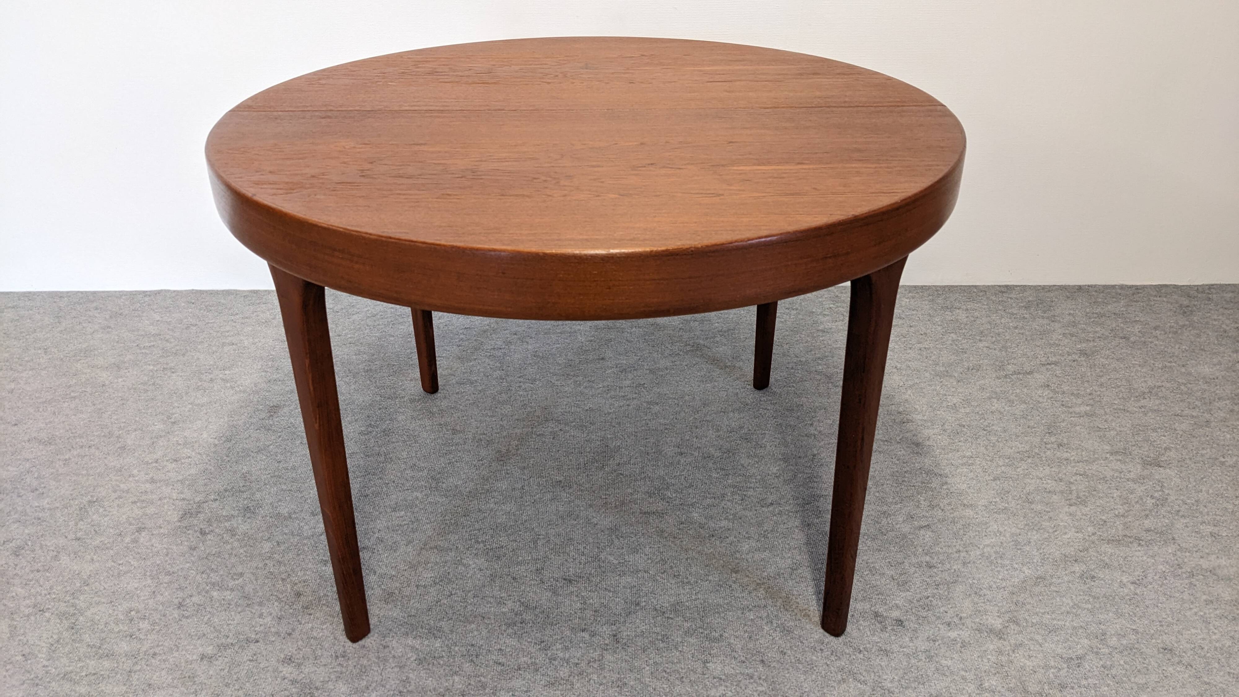 Table ronde extensible en teck de Oluf Theodor Larsen, Danemark vers 1970