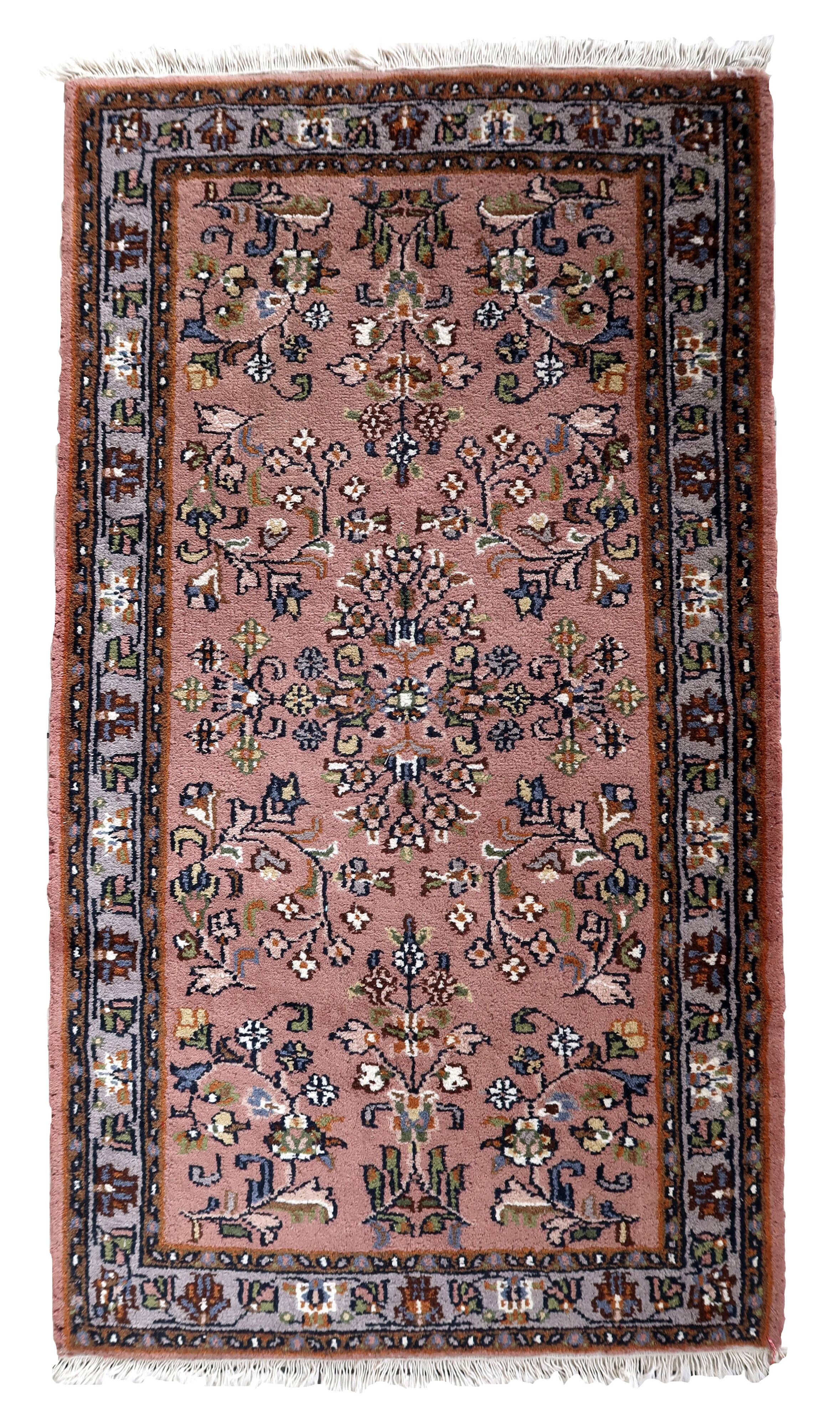 Tapis vintage Seraband à motifs floraux fait main