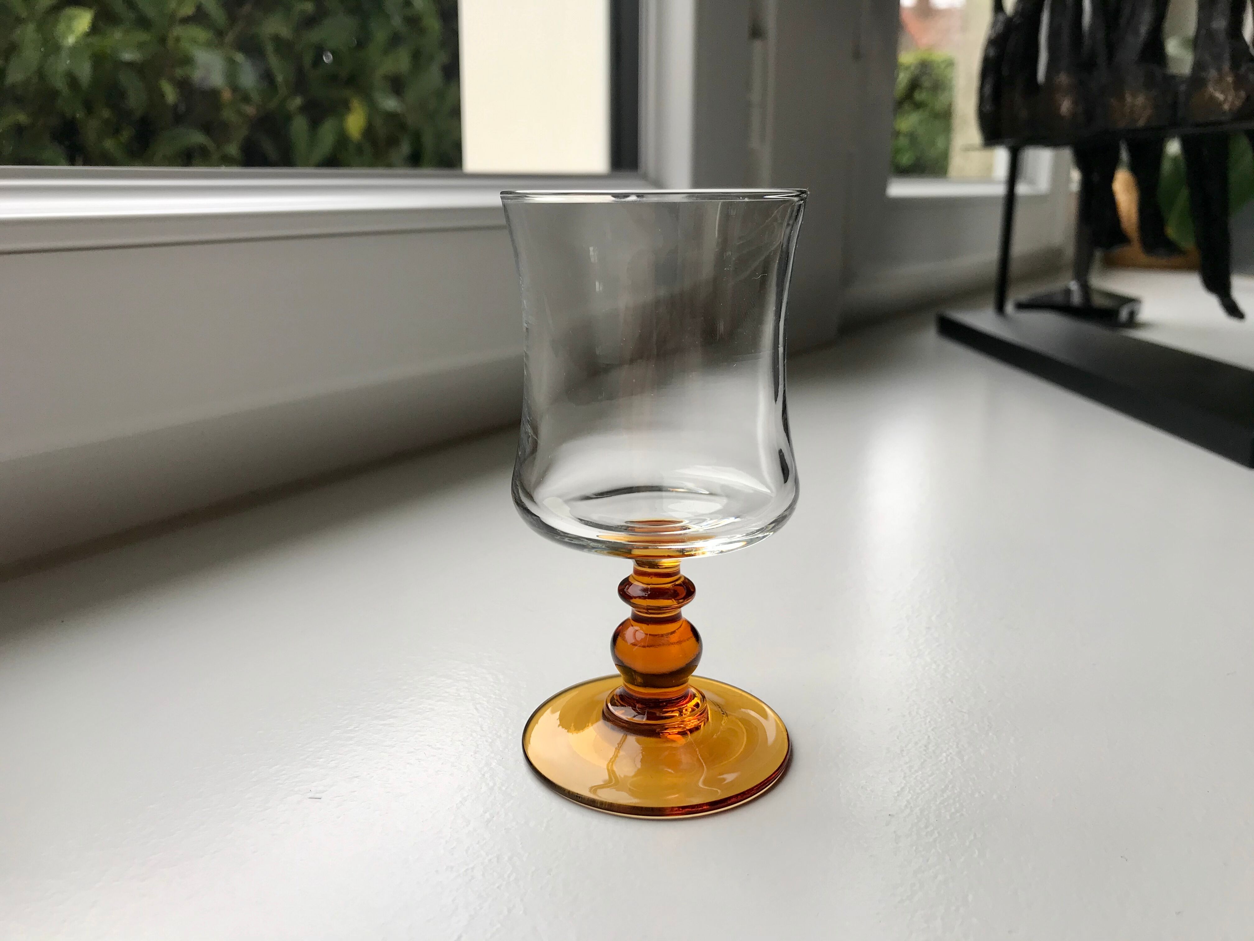 Set of 10 wine glasses with amber feet
