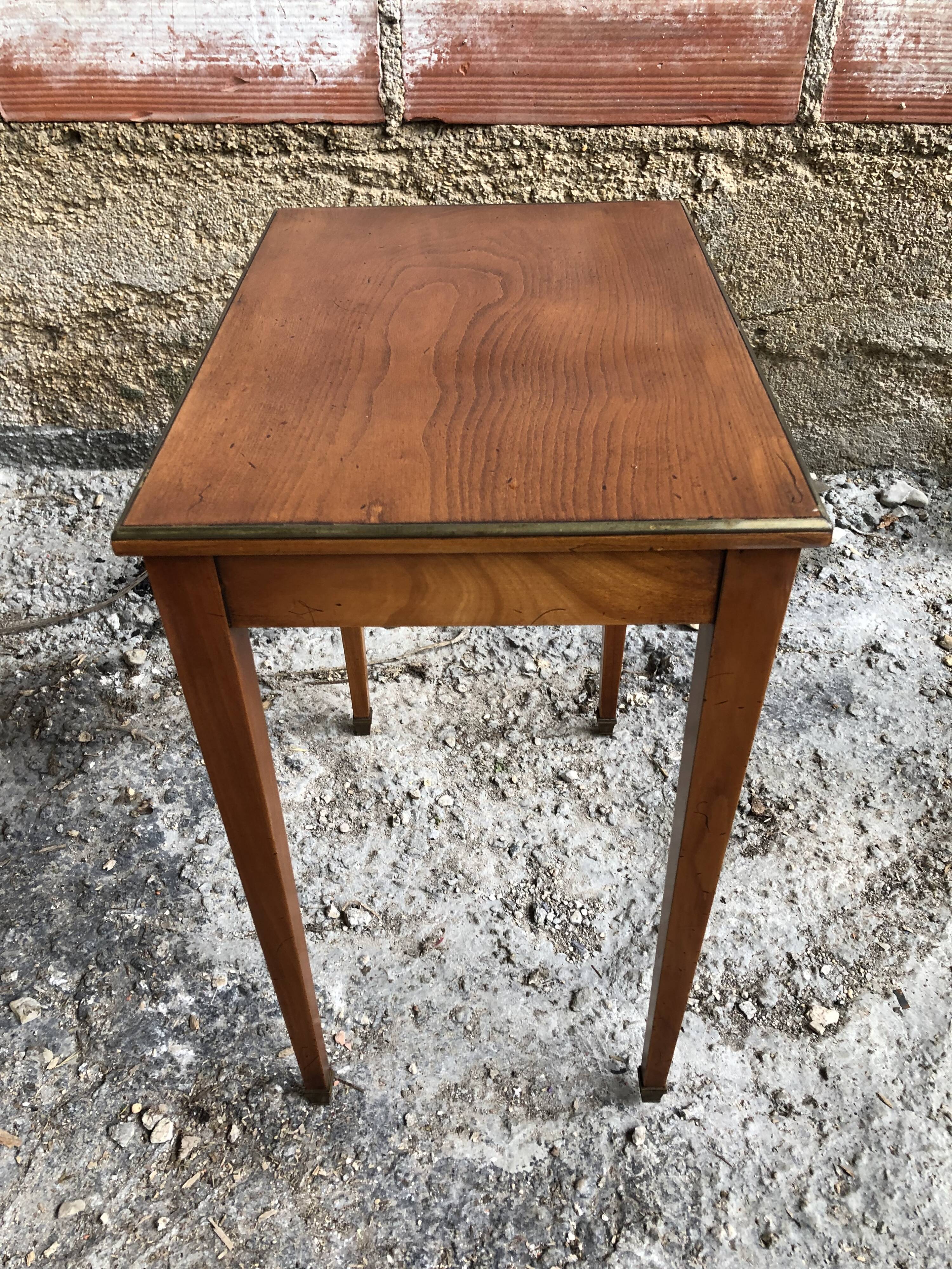 Table basse appoint bois pieds compas avec contour & sabots laiton vintage