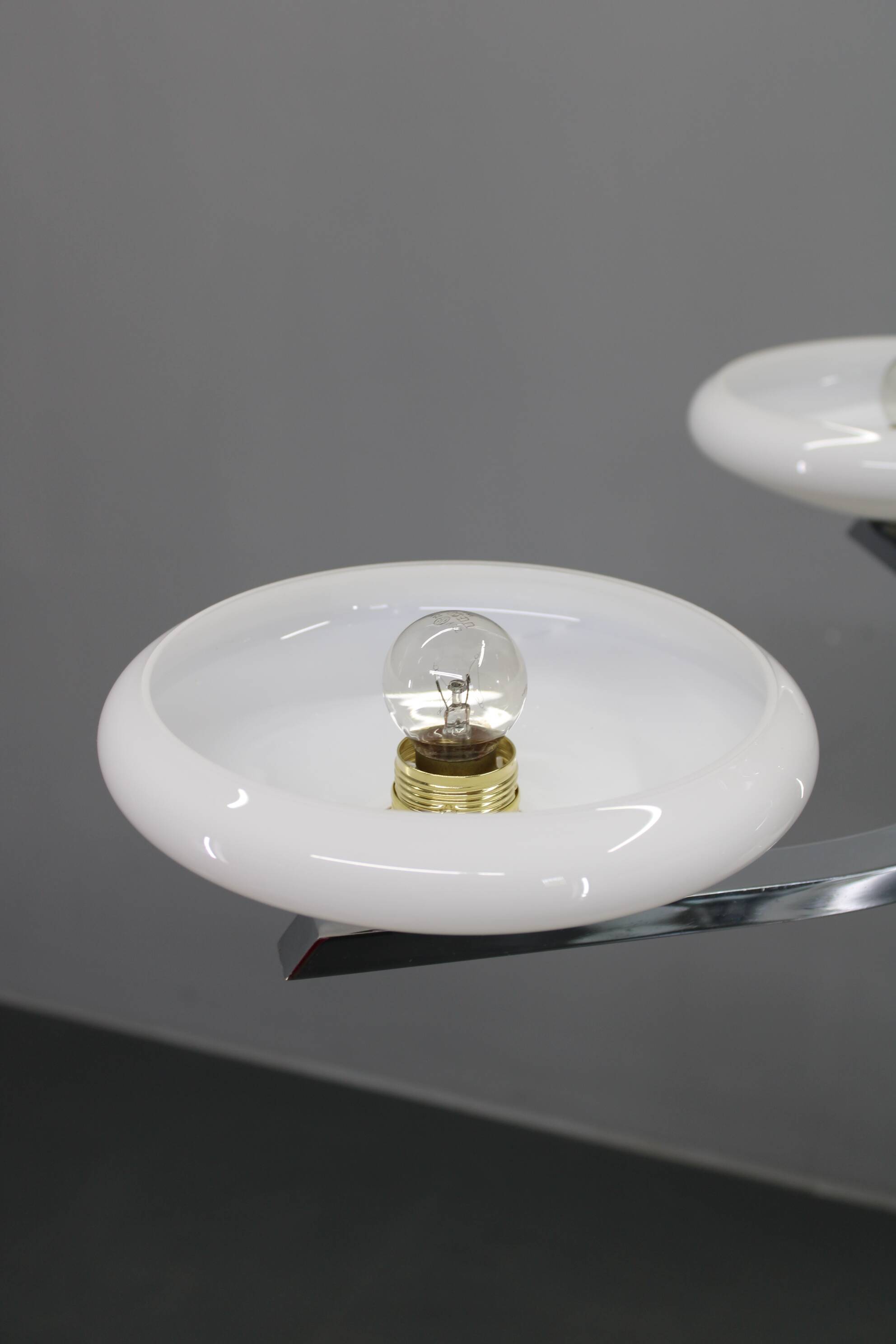 Lustre Art Déco en chrome et noyer avec abat-jour en verre opale, Tchécoslovaquie, 1